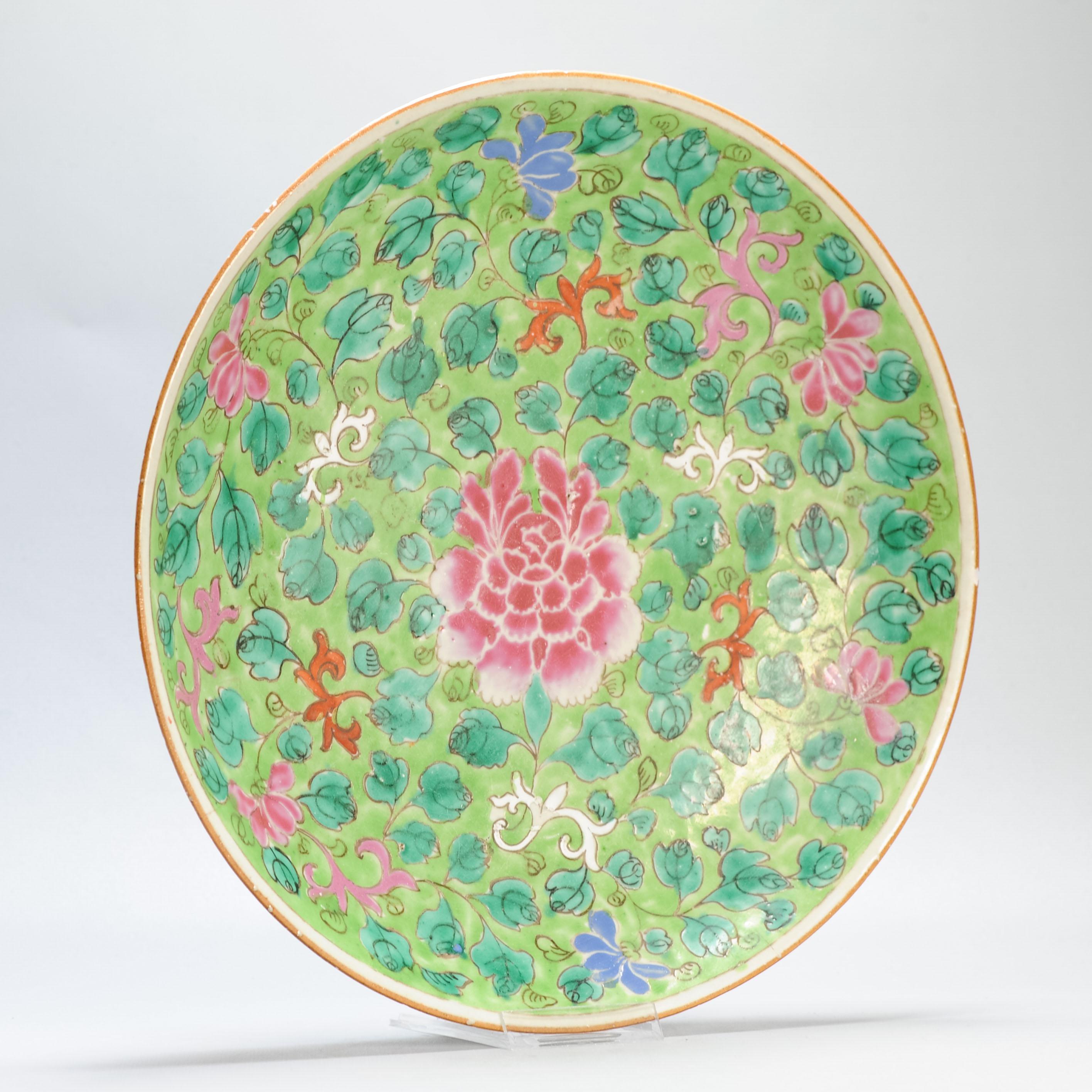 Grande assiette de présentation ancienne en porcelaine chinoise Qianlong d'époque 18C, Famille Rose d'Asie en vente 5