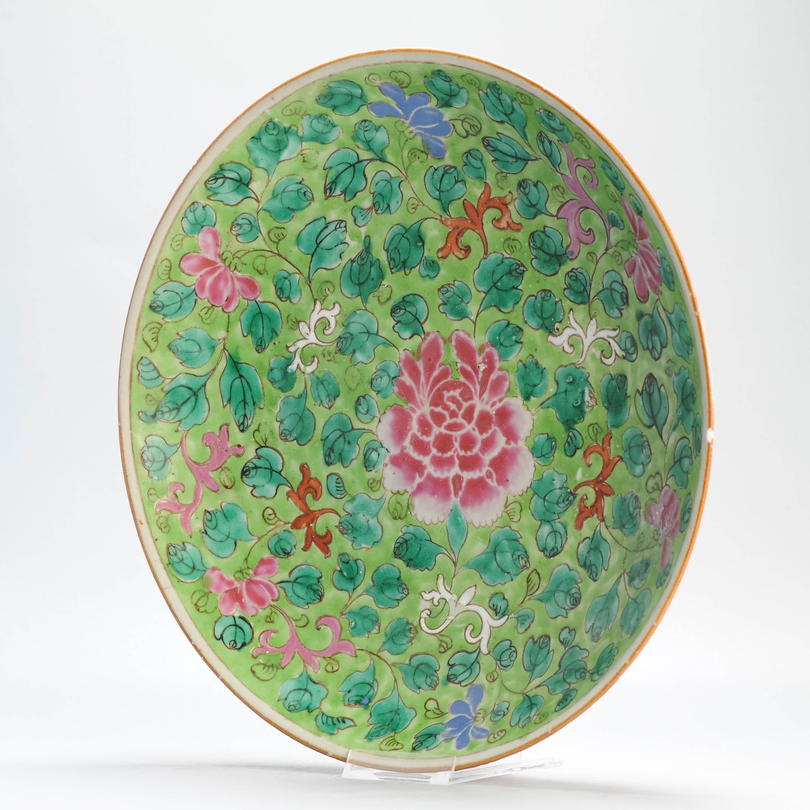 Chinois Grande assiette de présentation ancienne en porcelaine chinoise Qianlong d'époque 18C, Famille Rose d'Asie en vente