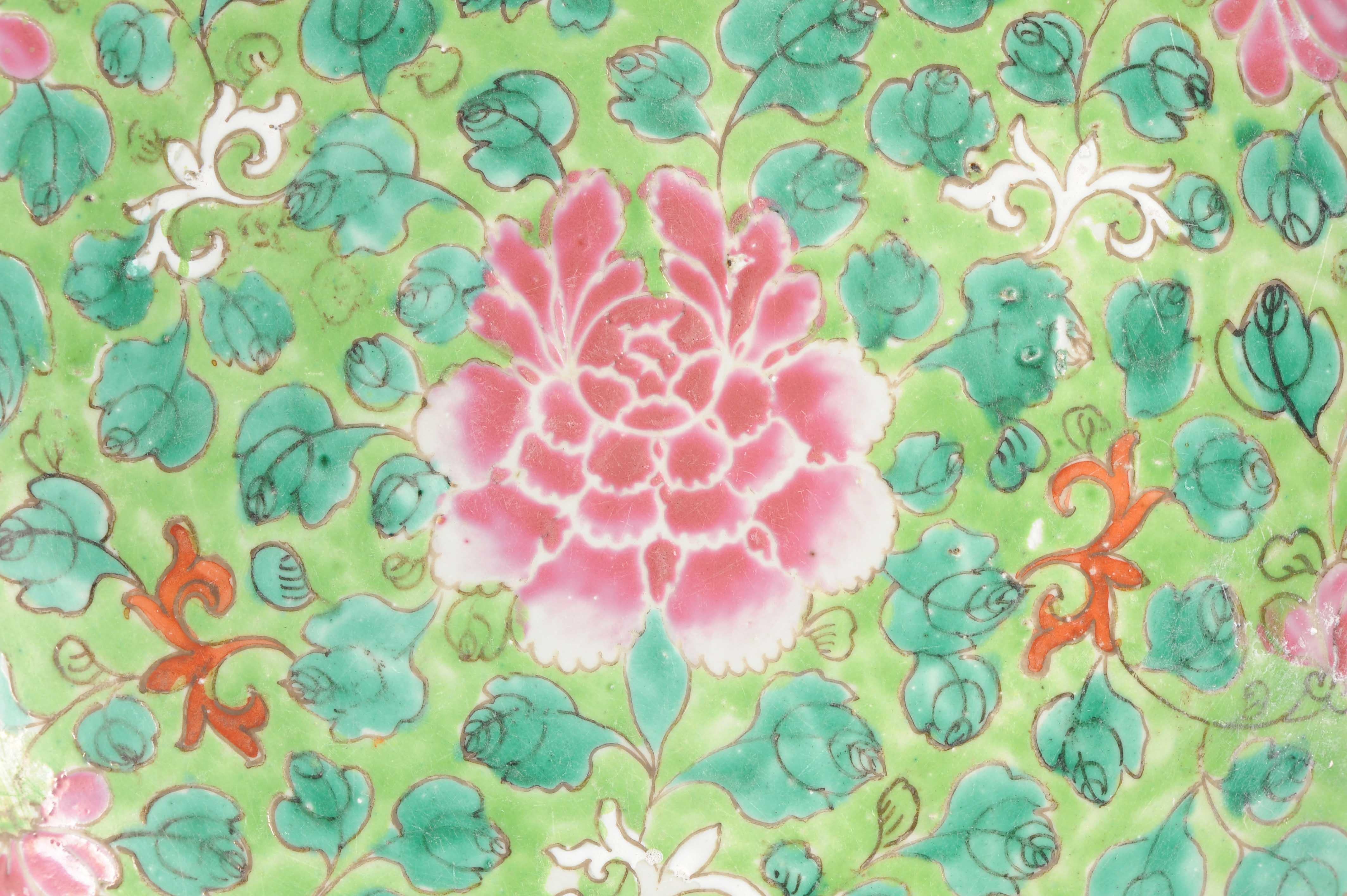 Grande assiette de présentation ancienne en porcelaine chinoise Qianlong d'époque 18C, Famille Rose d'Asie Excellent état - En vente à Amsterdam, Noord Holland