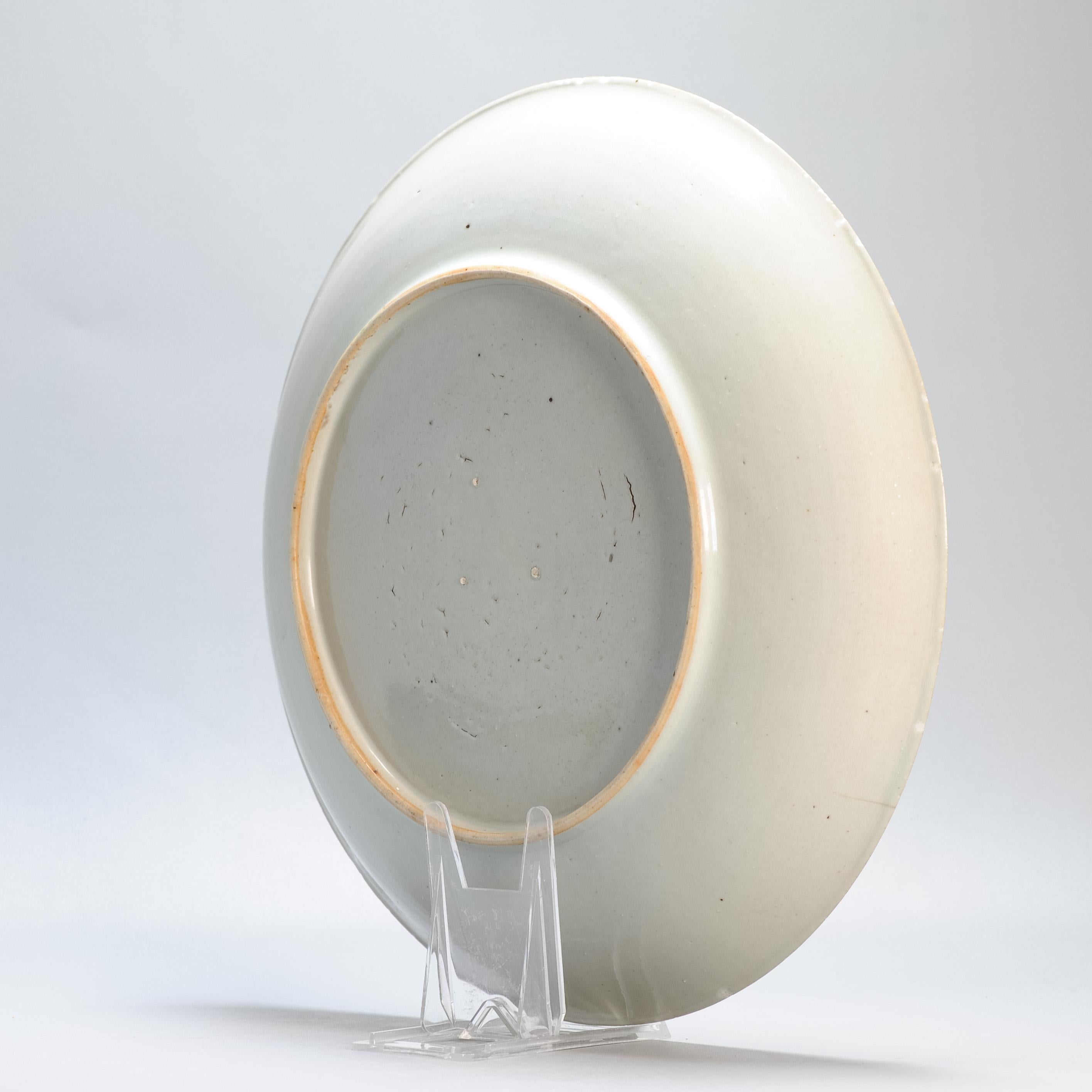 XVIIIe siècle et antérieur Grande assiette de présentation ancienne en porcelaine chinoise Qianlong d'époque 18C, Famille Rose d'Asie en vente