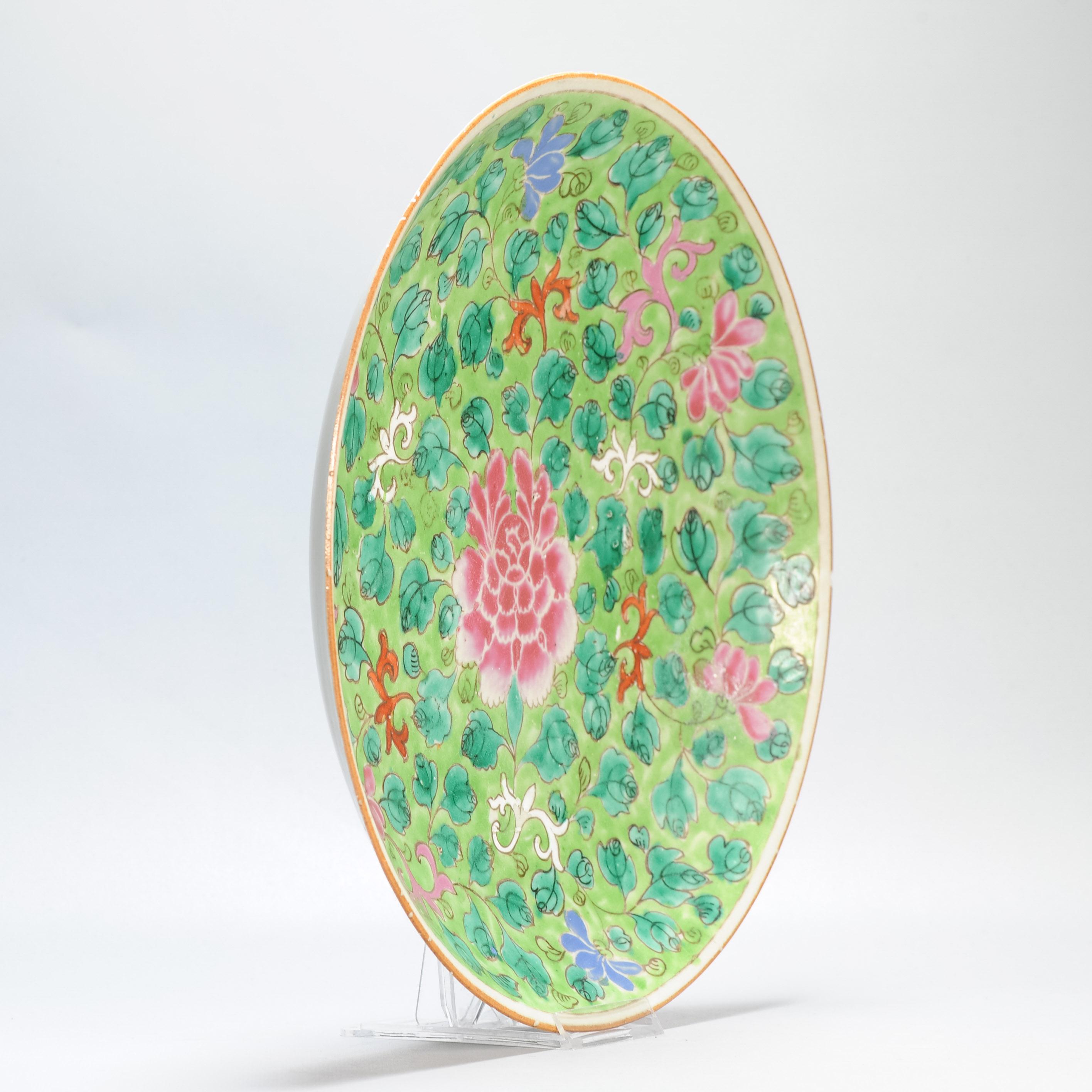 Grande assiette de présentation ancienne en porcelaine chinoise Qianlong d'époque 18C, Famille Rose d'Asie en vente 1