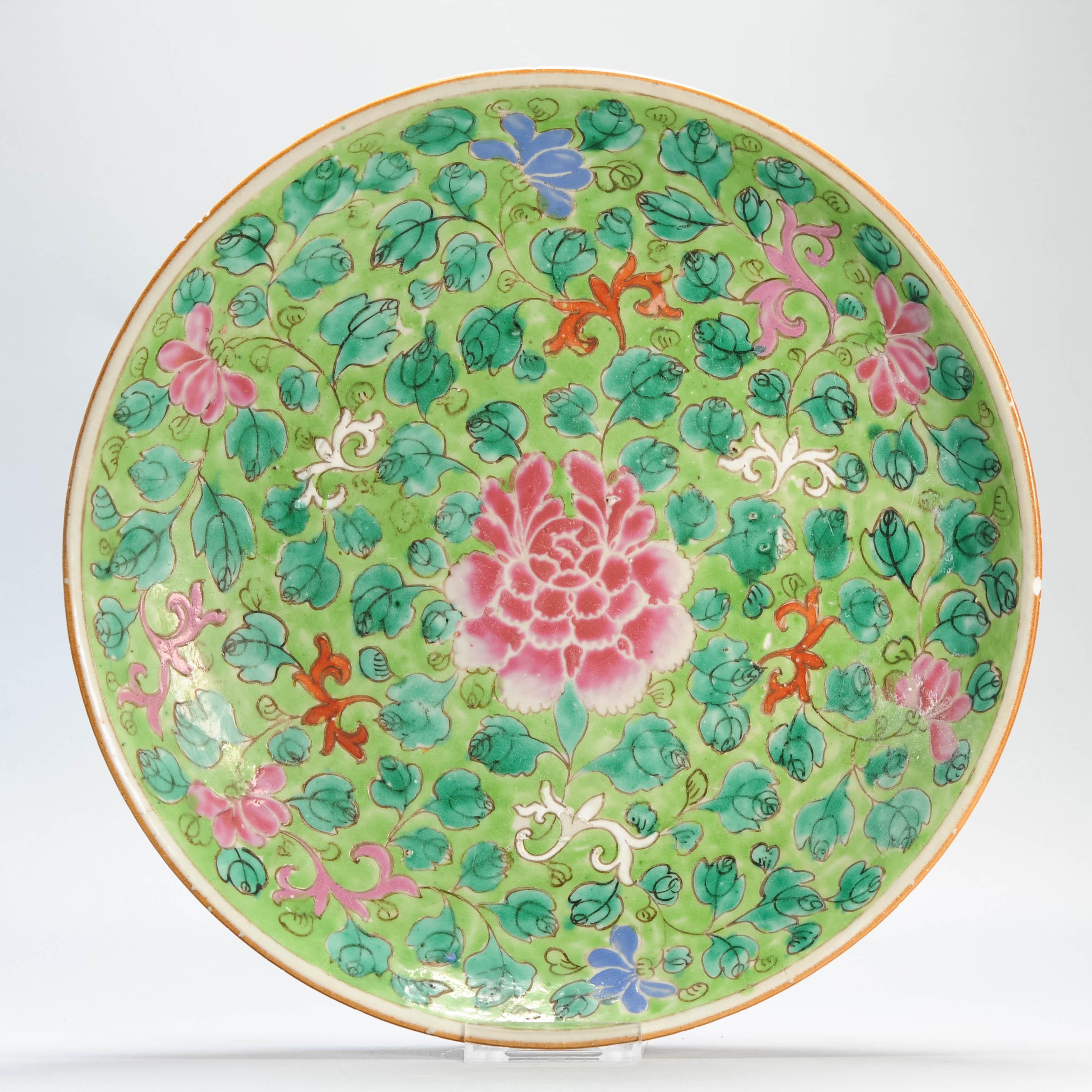 Grande assiette de présentation ancienne en porcelaine chinoise Qianlong d'époque 18C, Famille Rose d'Asie en vente 2