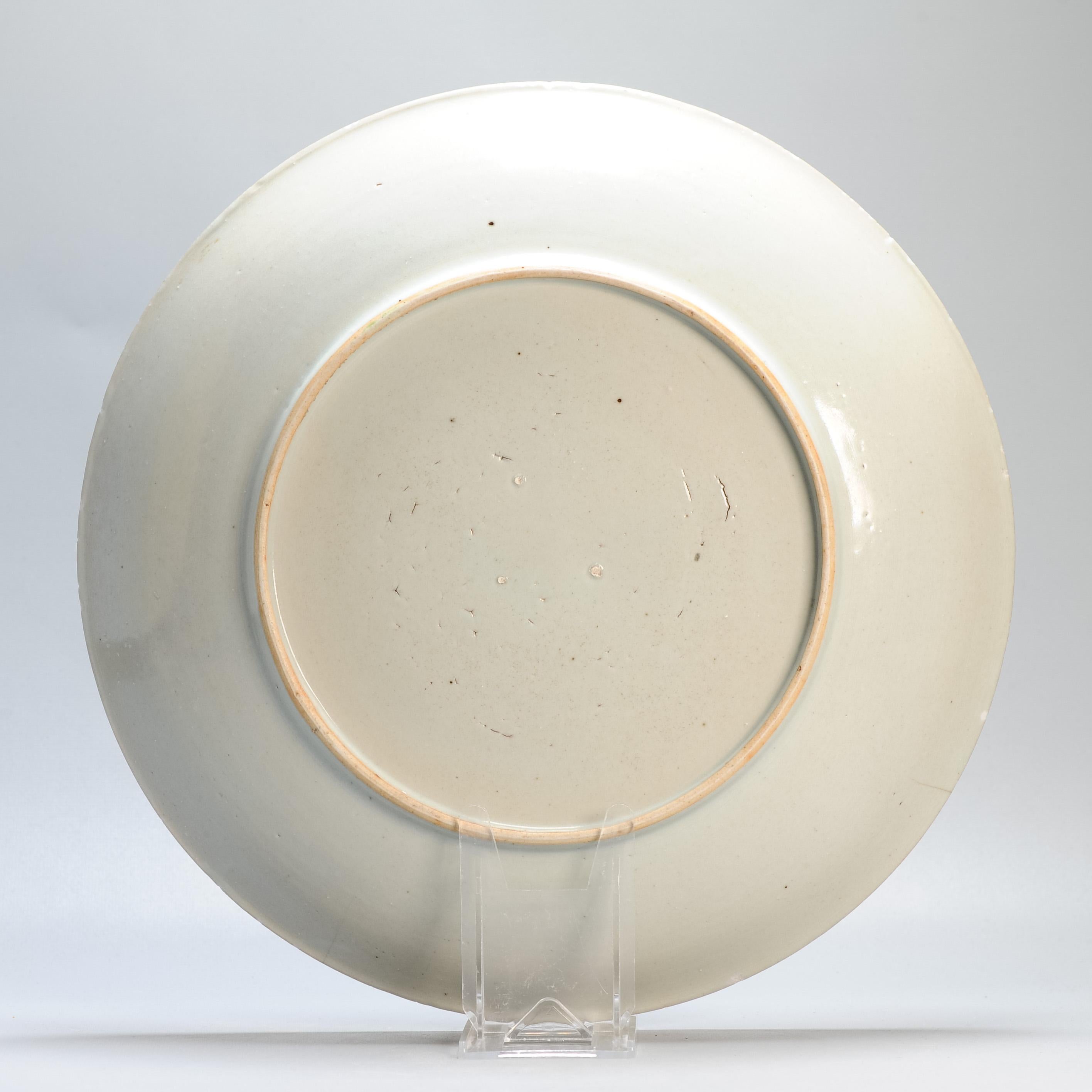 Grande assiette de présentation ancienne en porcelaine chinoise Qianlong d'époque 18C, Famille Rose d'Asie en vente 3