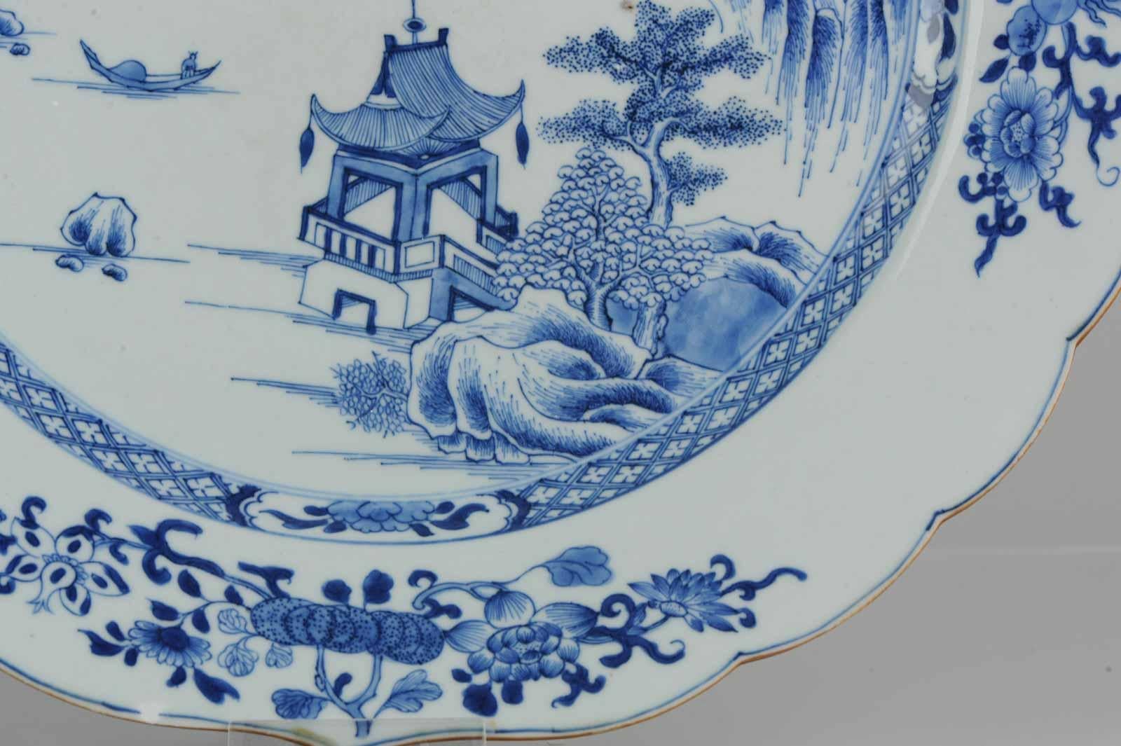 Chinois Grand plateau de service ancien de 18 carats en porcelaine chinoise Qing représentant une scène de paysage en vente
