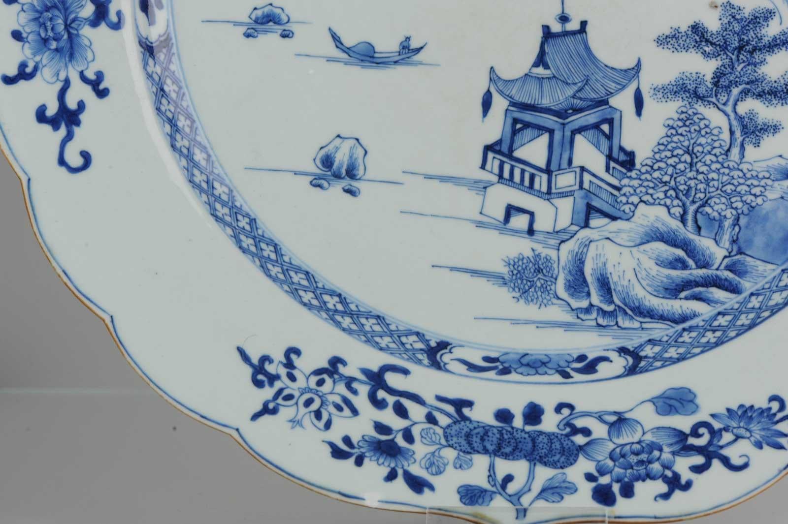 Grand plateau de service ancien de 18 carats en porcelaine chinoise Qing représentant une scène de paysage Bon état - En vente à Amsterdam, Noord Holland
