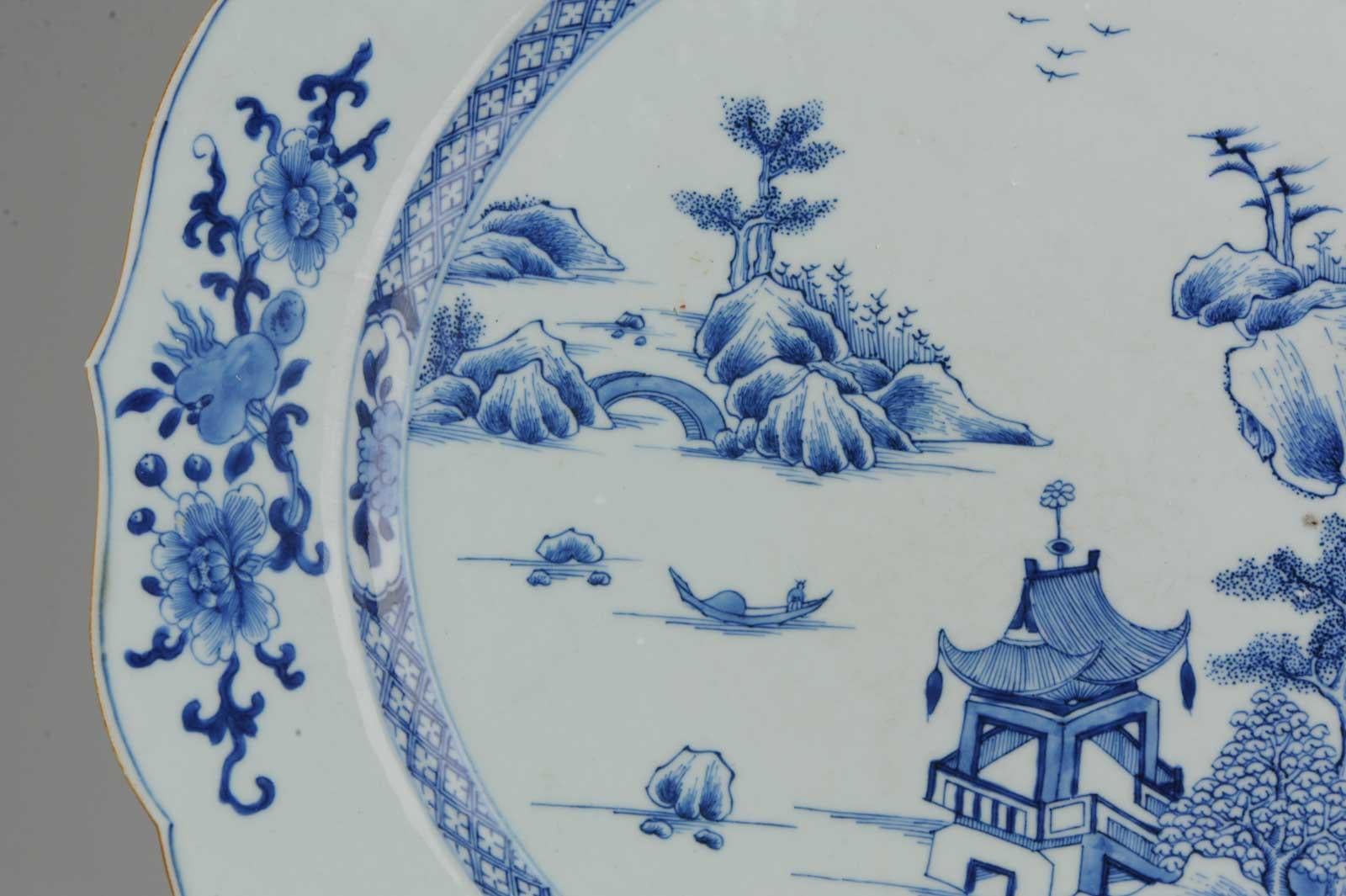 XVIIIe siècle et antérieur Grand plateau de service ancien de 18 carats en porcelaine chinoise Qing représentant une scène de paysage en vente