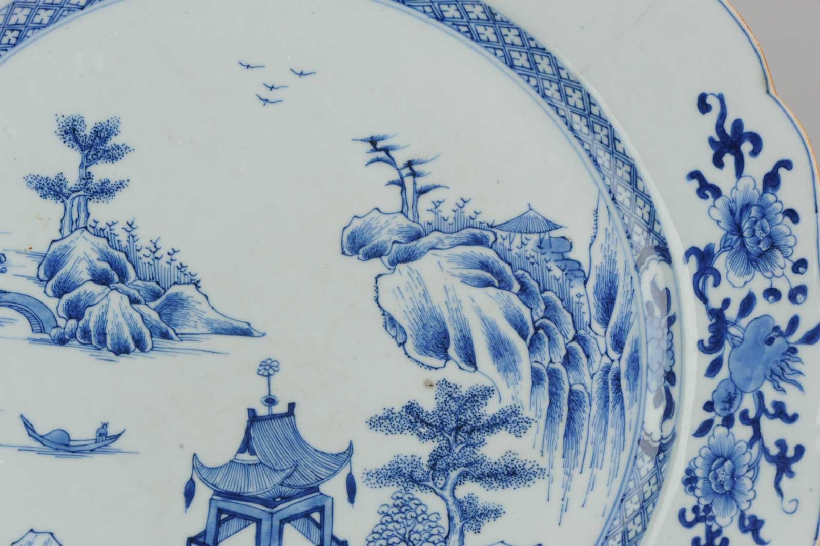 Grand plateau de service ancien de 18 carats en porcelaine chinoise Qing représentant une scène de paysage en vente 2