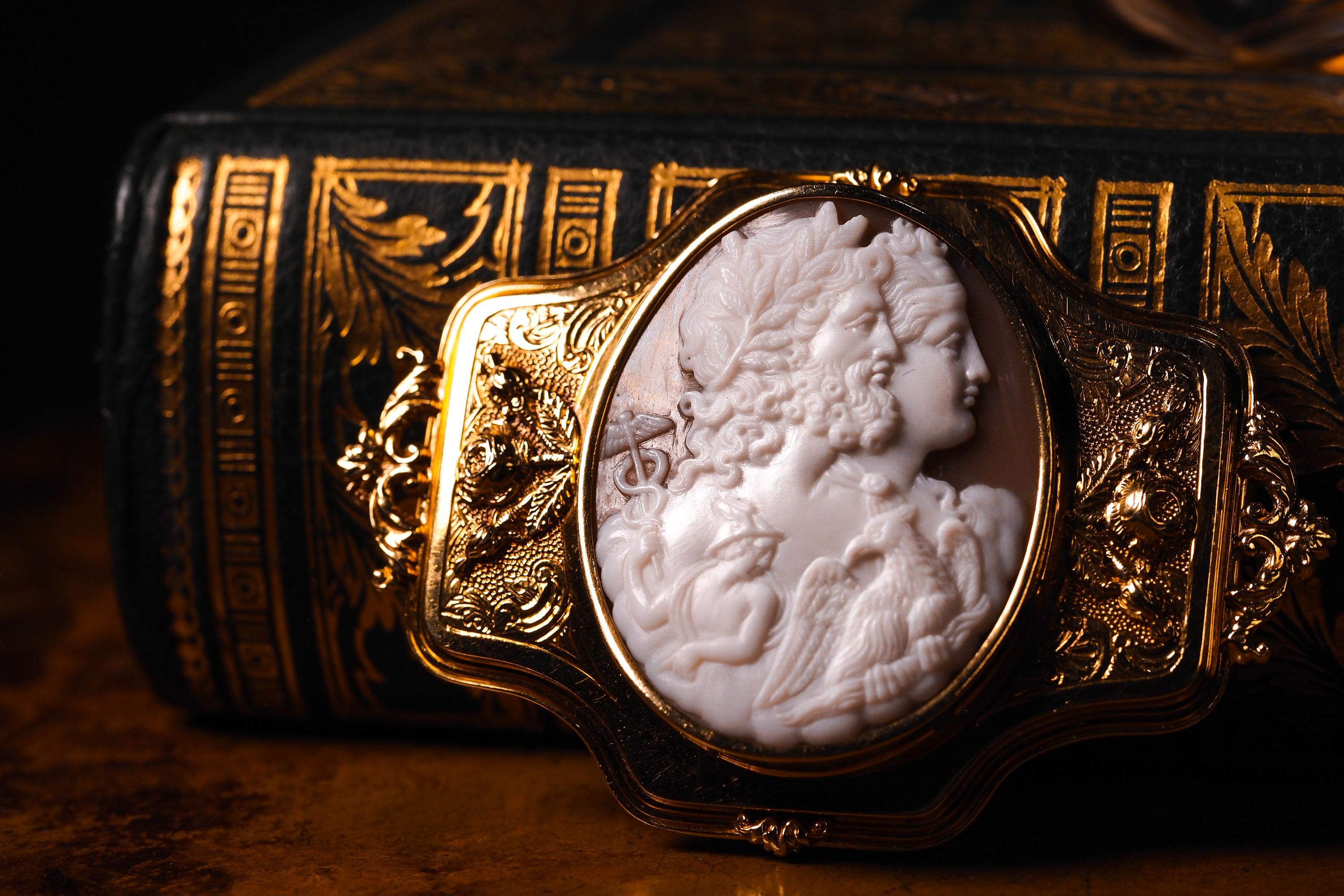 Antique Cameo Brooch 18K Gold - c.1860 In Good Condition In London, GB