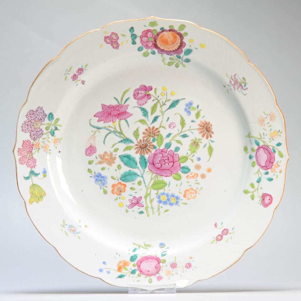 Sharing with you this fantastic Chinese Porcelain dish.
Yongzheng/Qianlong period
Fantastic decoration in Famille Rose, floral scene.
Please enjoy


Condition
Filled chip and a hairline. Size: 34.3
Period
18th century Qing (1661 - 1912)