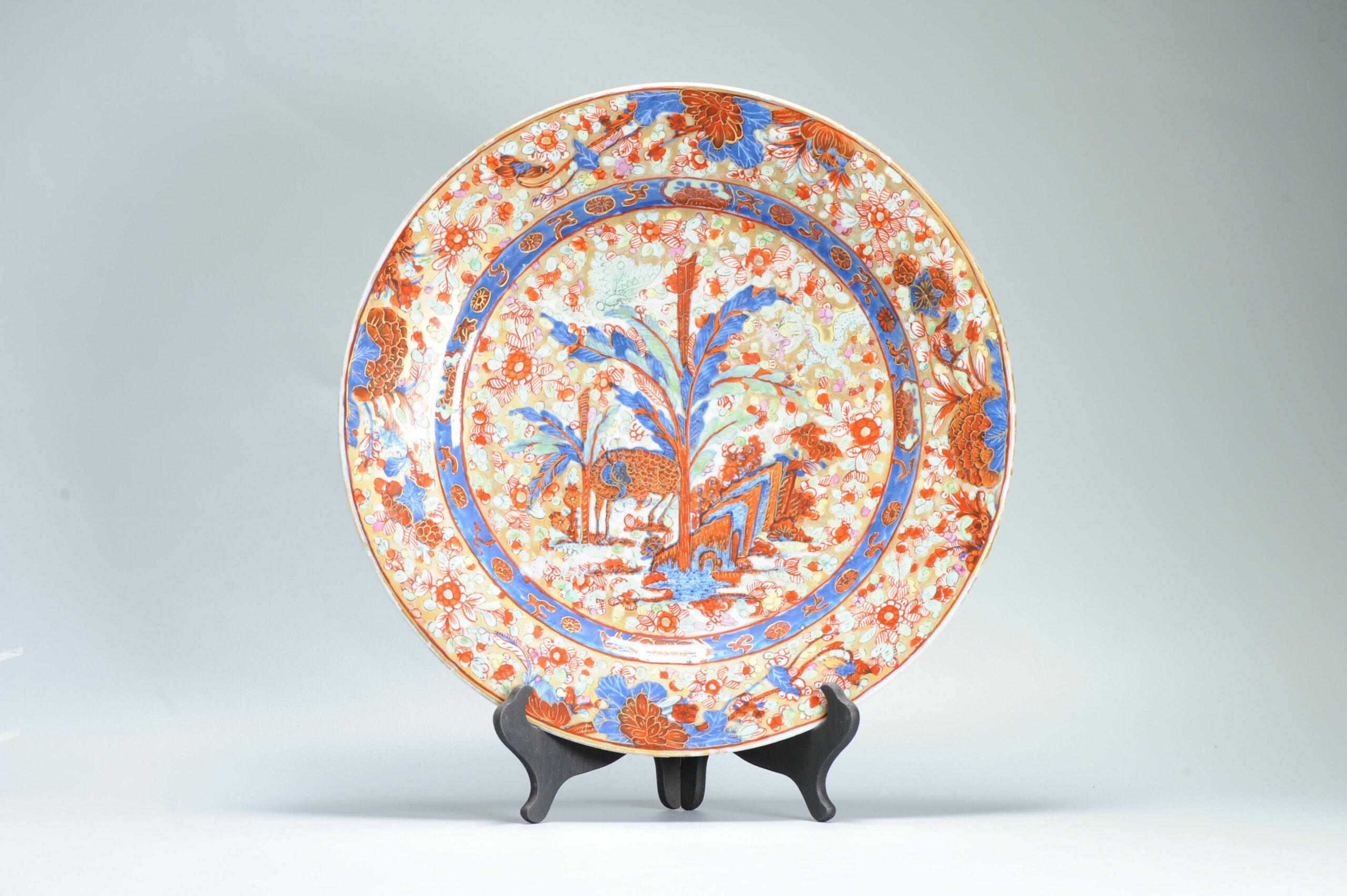 Très belle pièce de porcelaine du XVIIIe siècle décorée de fleurs. Bleu sous glaçure et autres émaux sous glaçure réalisés en Europe.

Il s'agit d'un exemple de surdécoration britannique. Semblable à l'Amsterdam Bont, mais réalisé à la fin du 18e ou