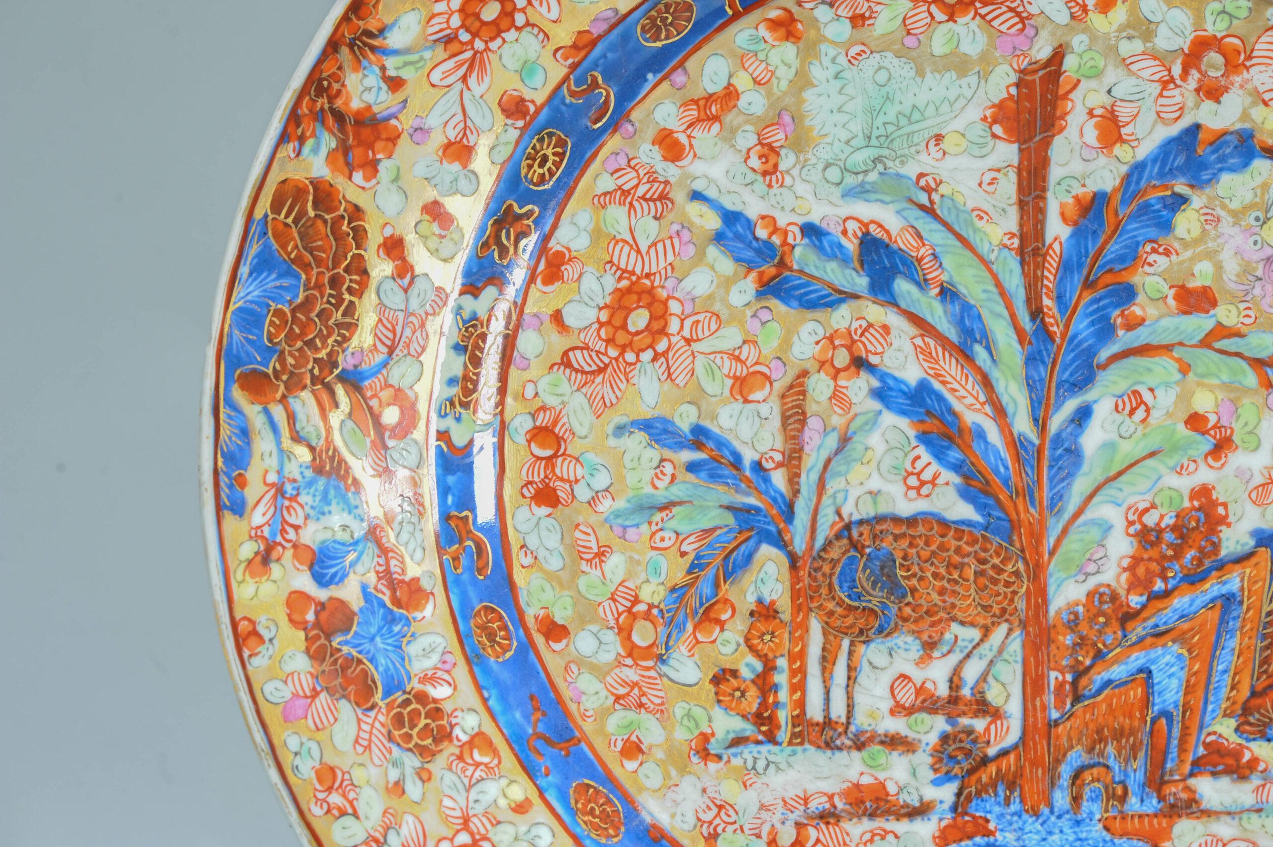 Qing Grand chargeur ancien du 18e siècle en porcelaine bombée, fleurs, rocher, cerf et dragon en vente
