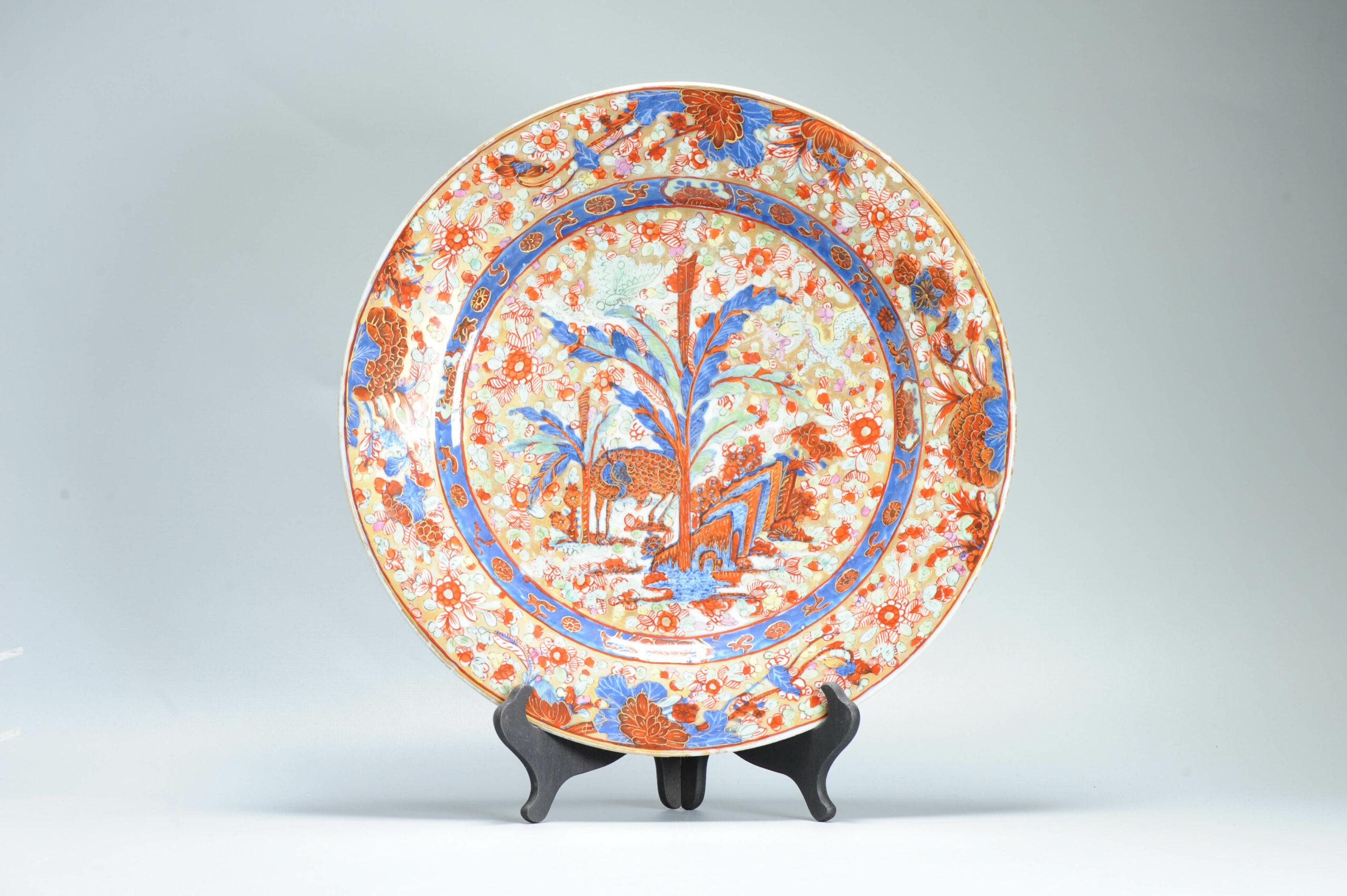 Chinois Grand chargeur ancien du 18e siècle en porcelaine bombée, fleurs, rocher, cerf et dragon en vente