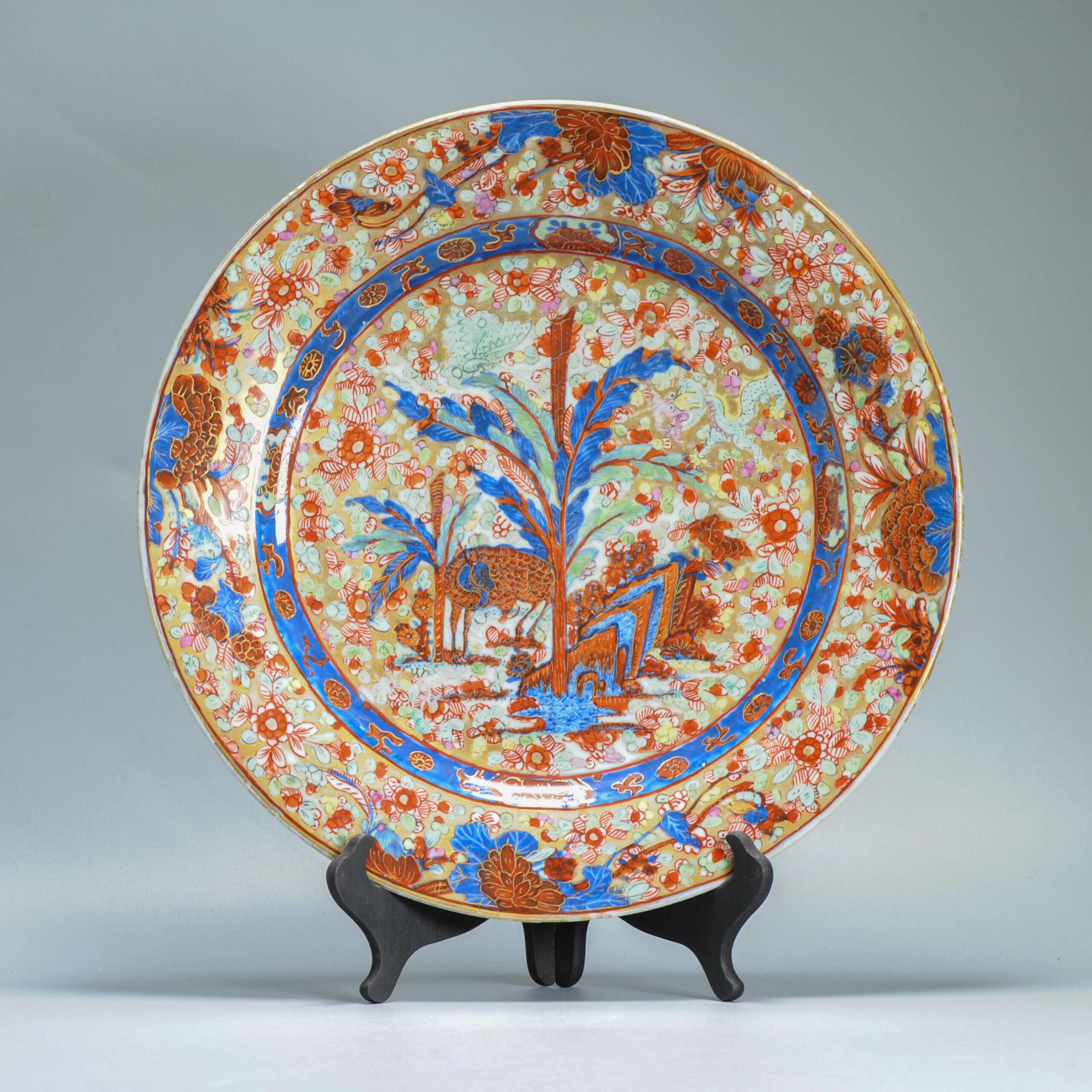Grand chargeur ancien du 18e siècle en porcelaine bombée, fleurs, rocher, cerf et dragon Bon état - En vente à Amsterdam, Noord Holland