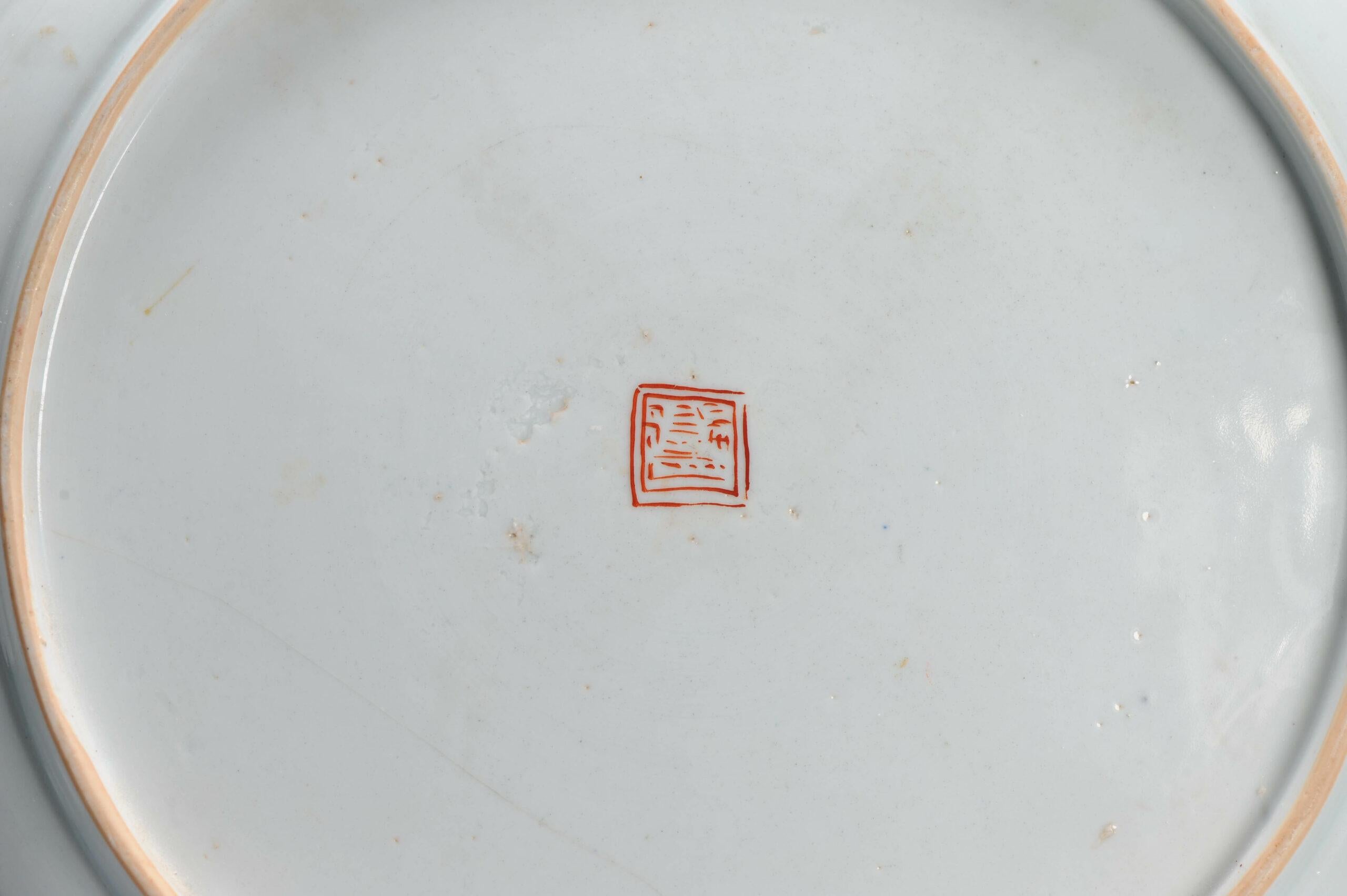 XVIIIe siècle et antérieur Grand chargeur ancien du 18e siècle en porcelaine bombée, fleurs, rocher, cerf et dragon en vente