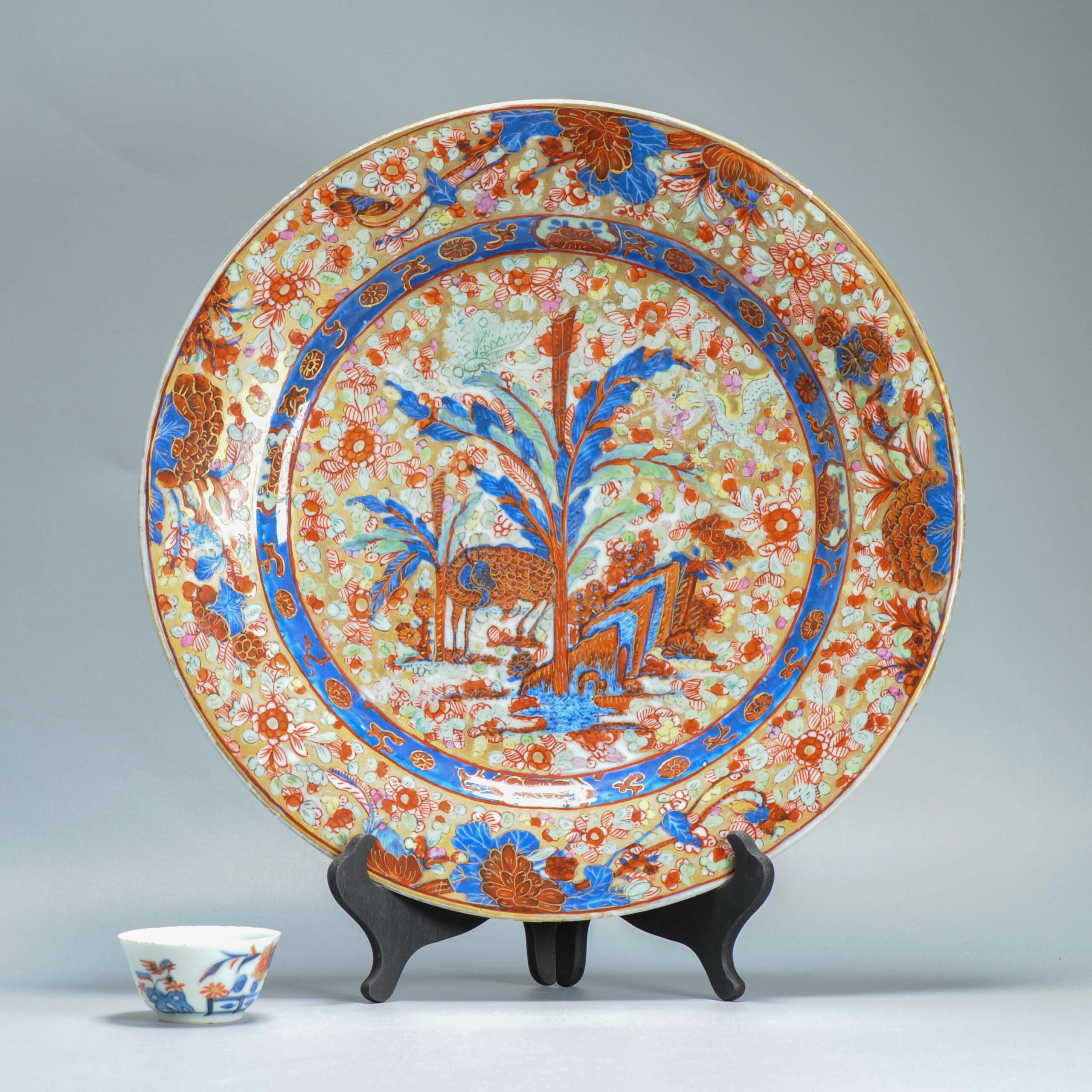 Porcelaine Grand chargeur ancien du 18e siècle en porcelaine bombée, fleurs, rocher, cerf et dragon en vente