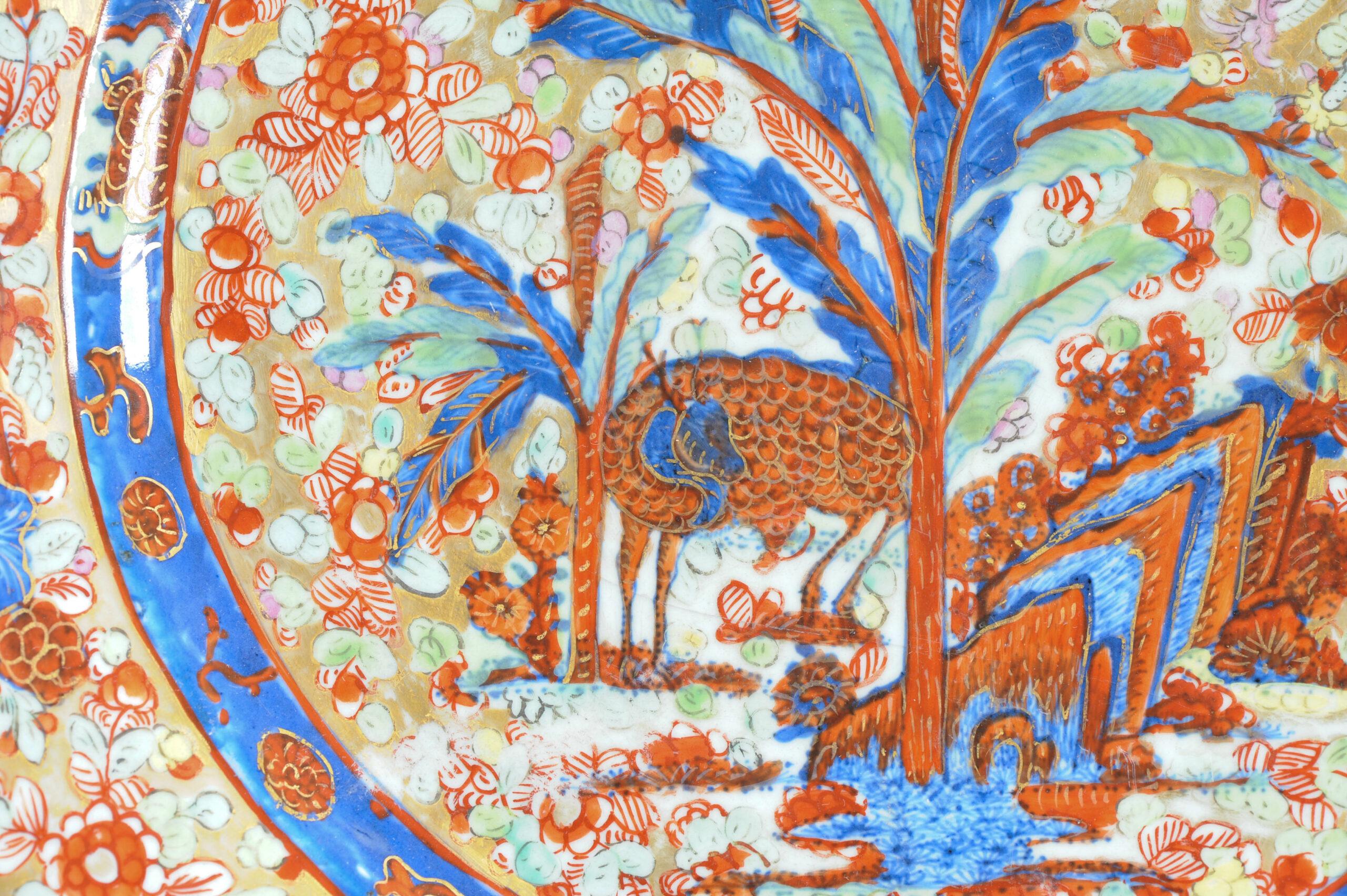Grand chargeur ancien du 18e siècle en porcelaine bombée, fleurs, rocher, cerf et dragon en vente 1