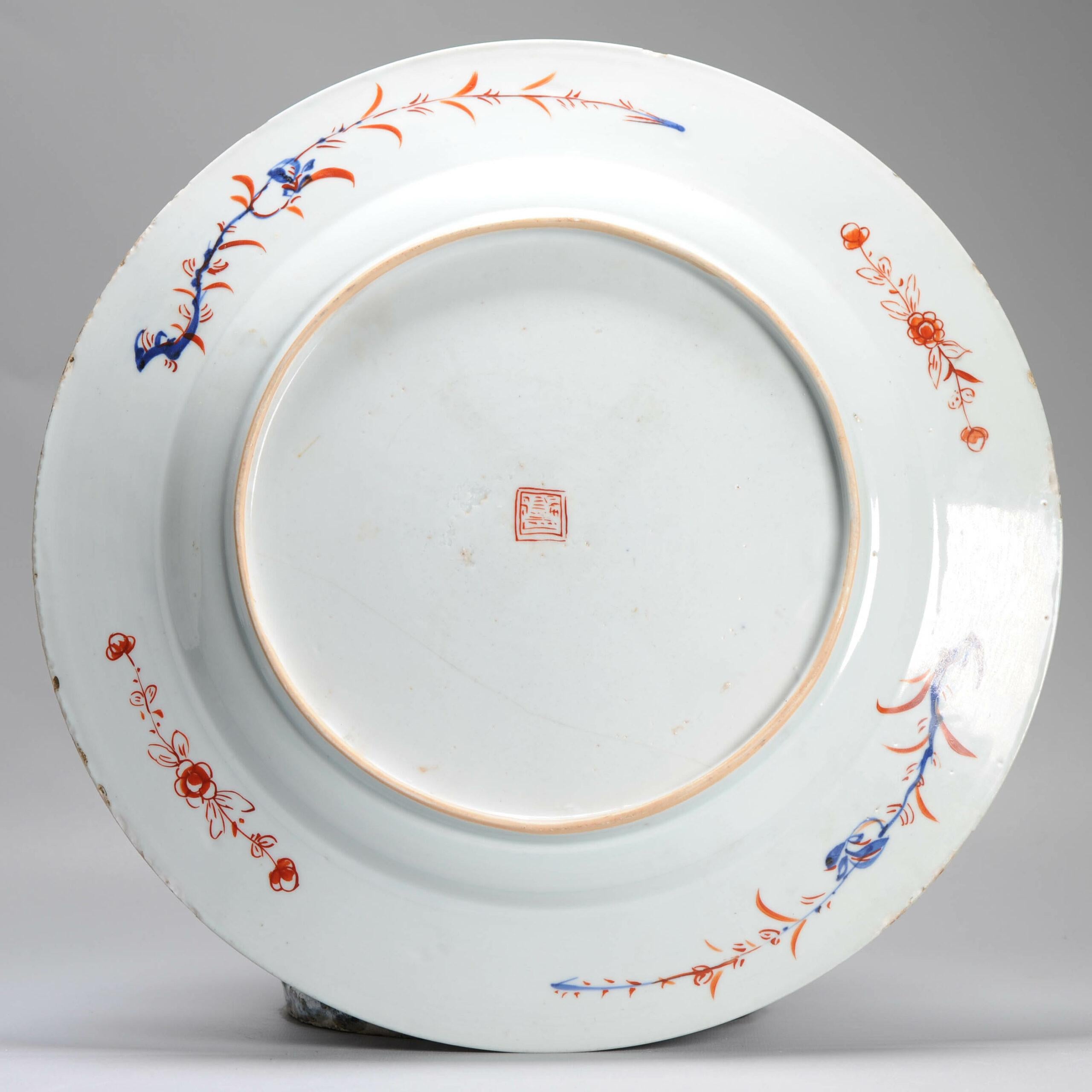 Grand chargeur ancien du 18e siècle en porcelaine bombée, fleurs, rocher, cerf et dragon en vente 2