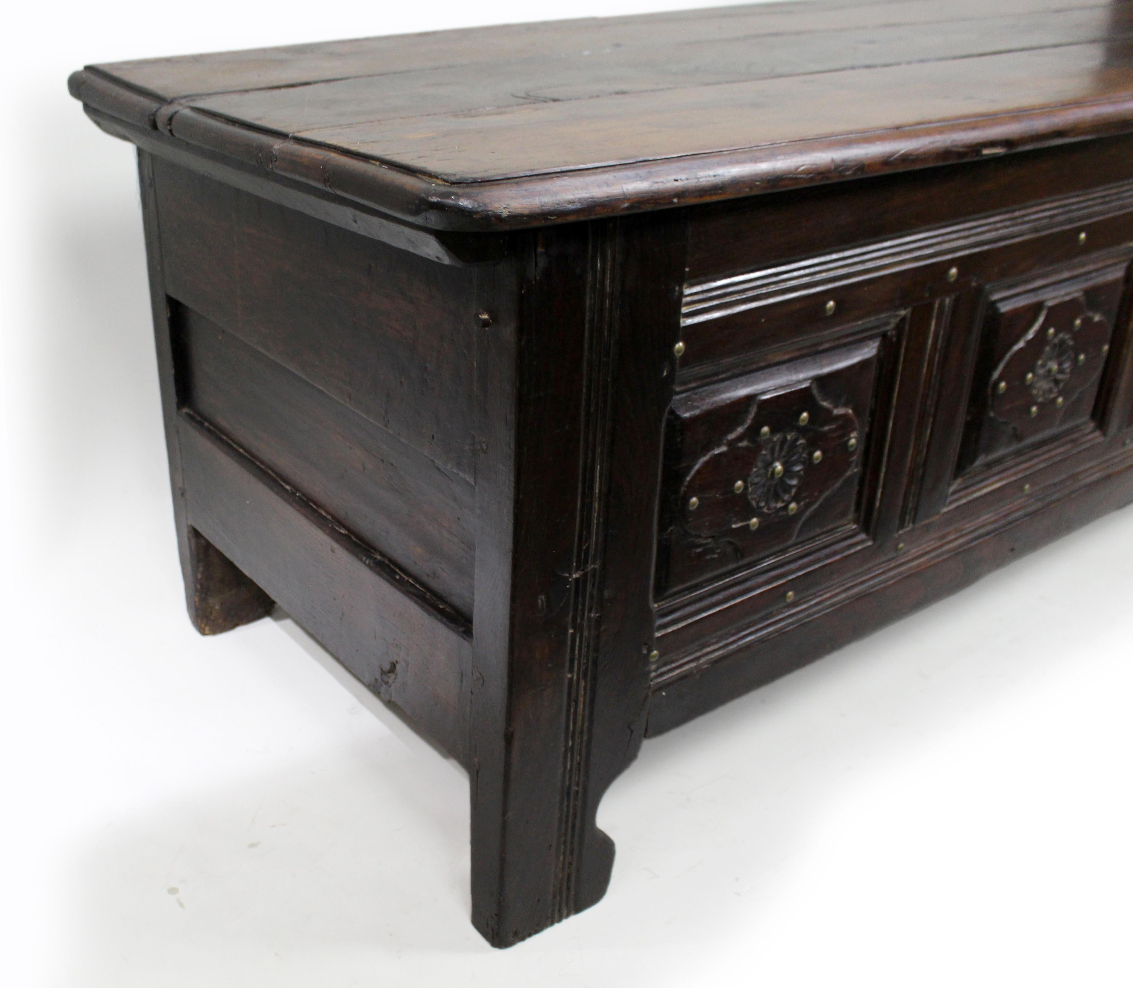Große Antique French Oak Coffer aus dem 18. im Angebot 4
