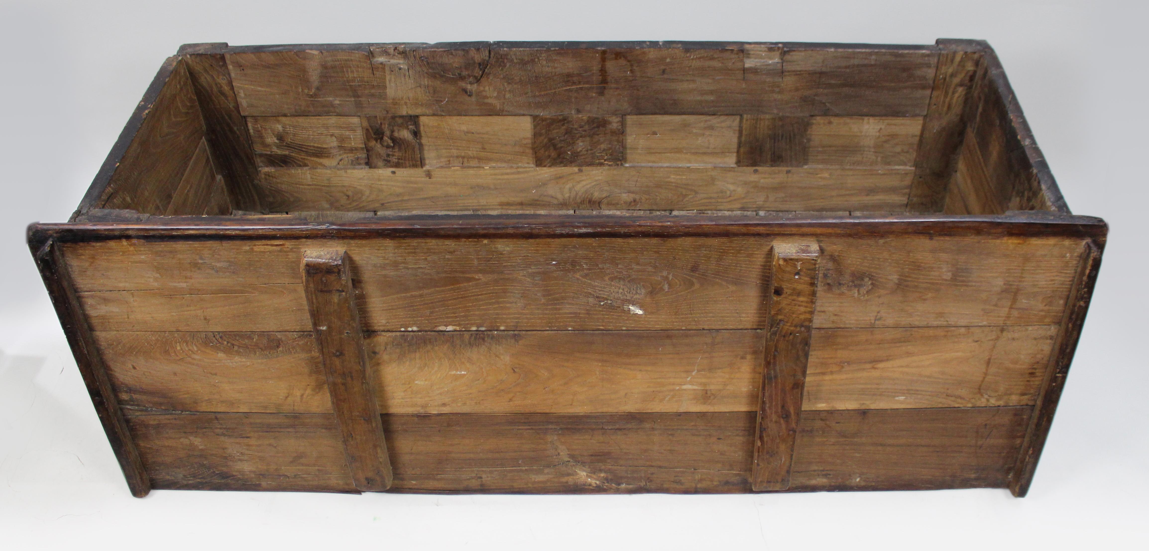 Große Antique French Oak Coffer aus dem 18. im Angebot 6