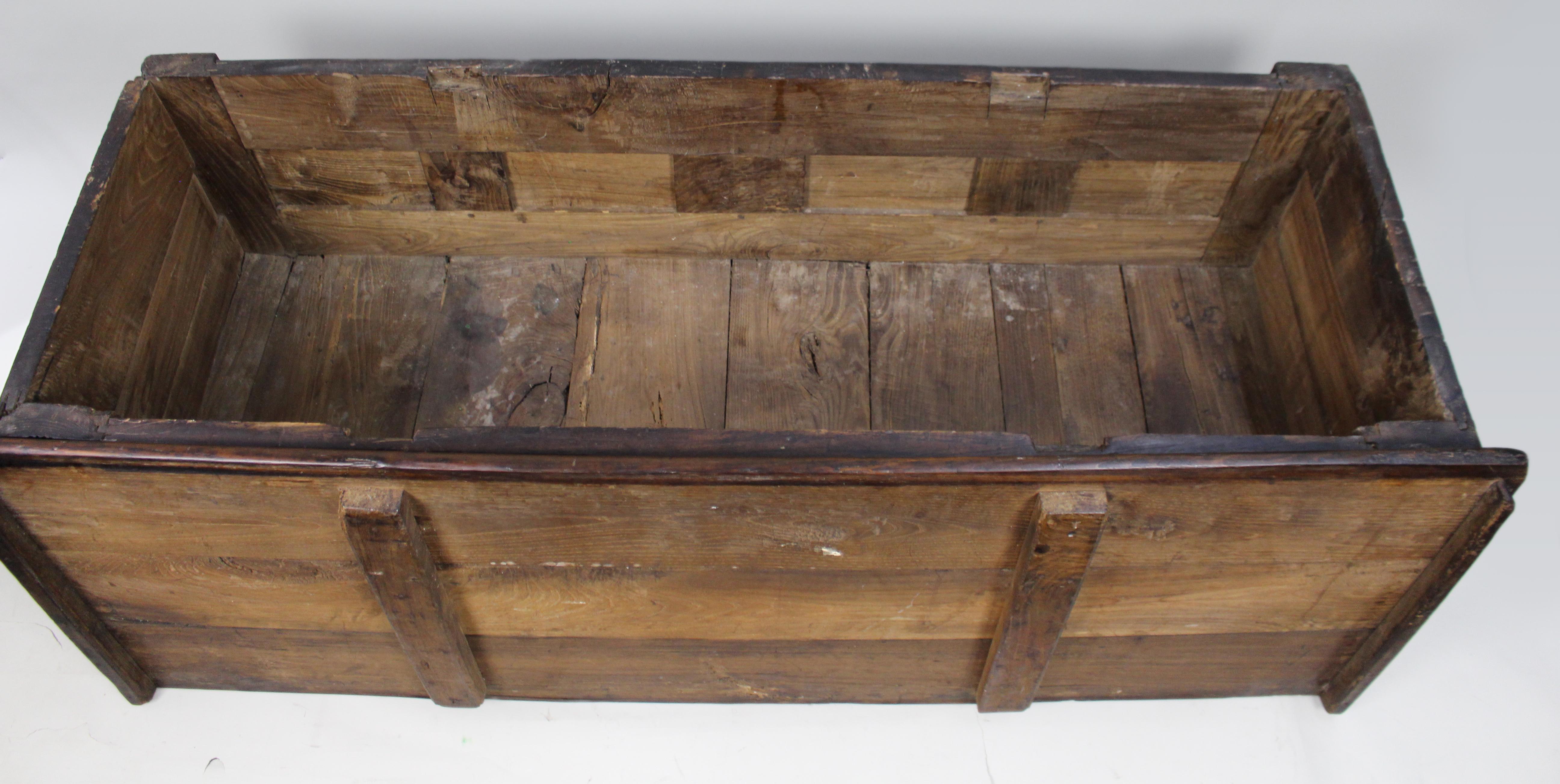 Große Antique French Oak Coffer aus dem 18. im Angebot 7