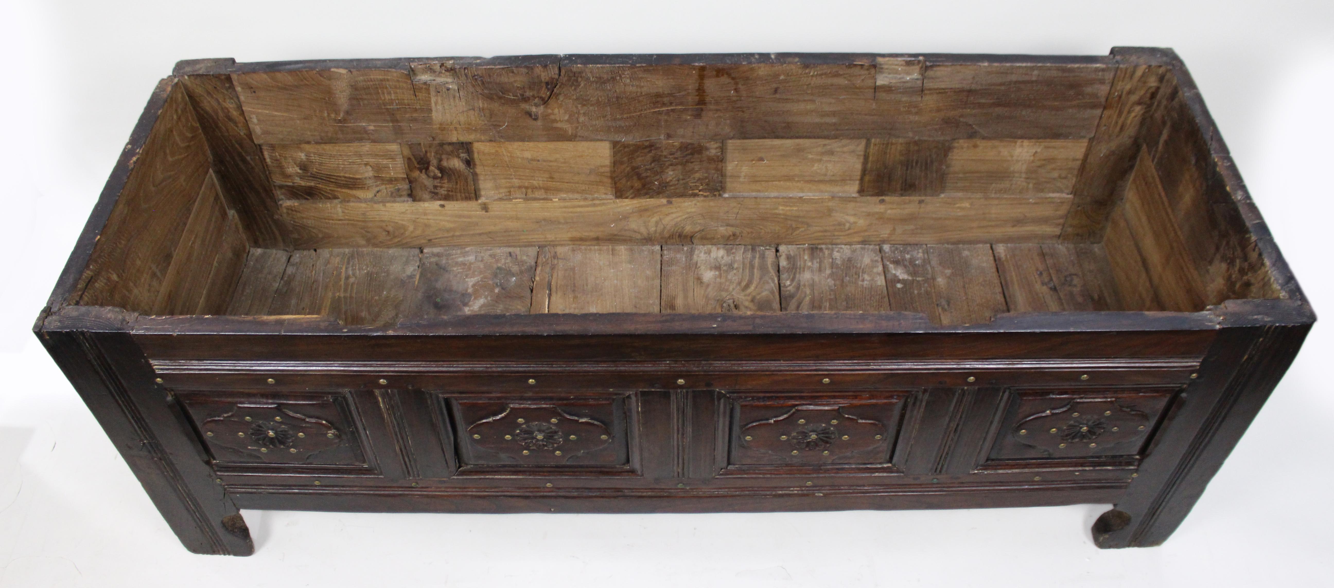 Große Antique French Oak Coffer aus dem 18. im Angebot 8