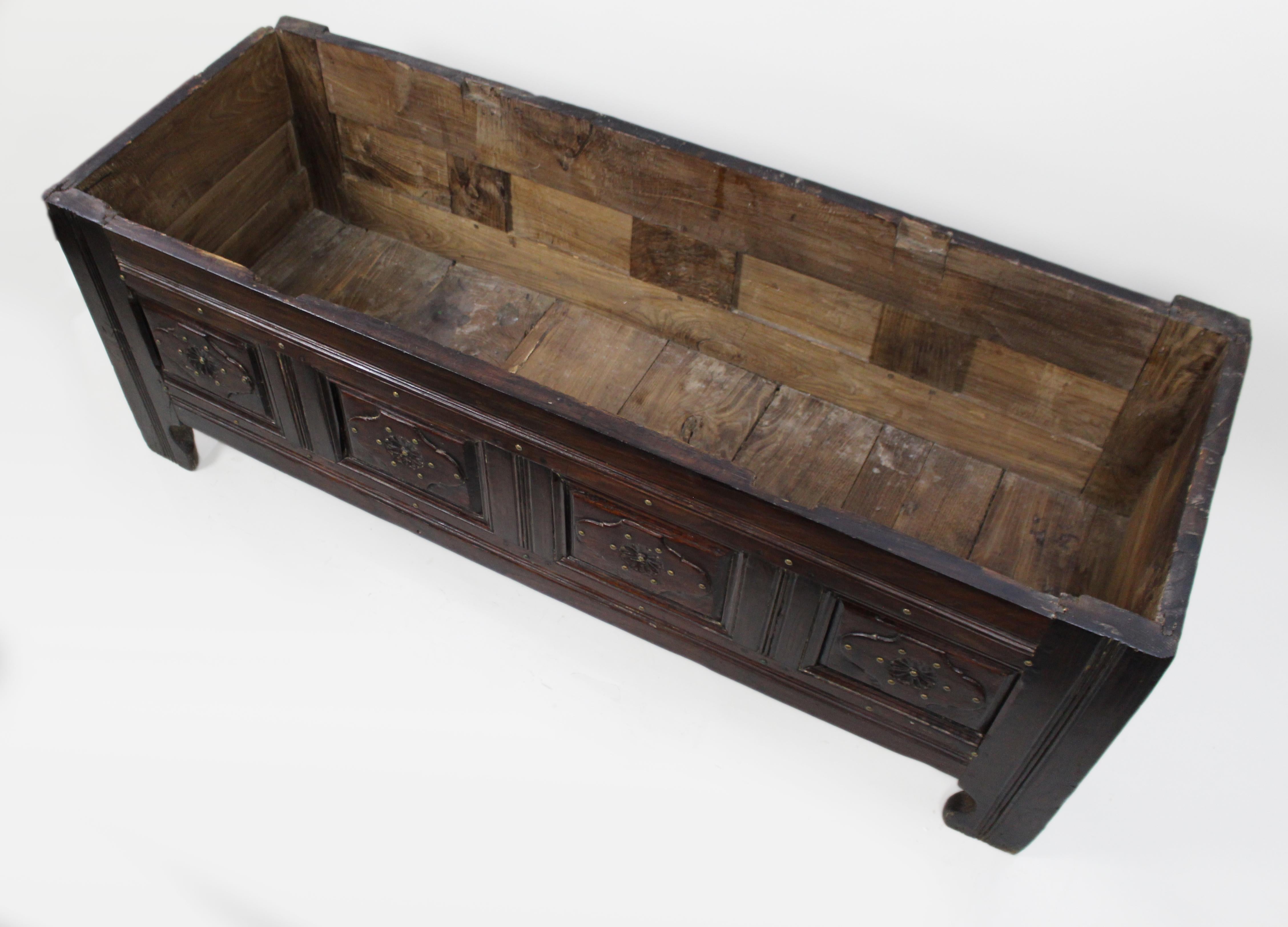Große Antique French Oak Coffer aus dem 18. im Angebot 9