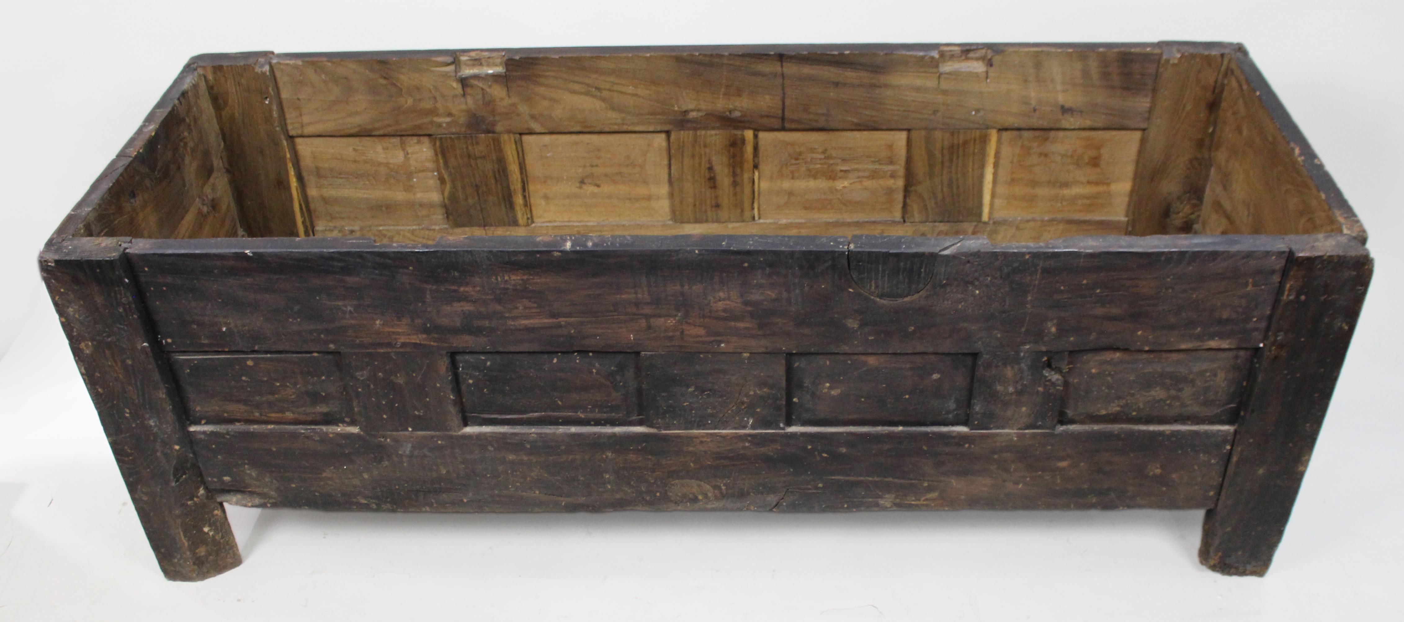 Große Antique French Oak Coffer aus dem 18. im Angebot 11