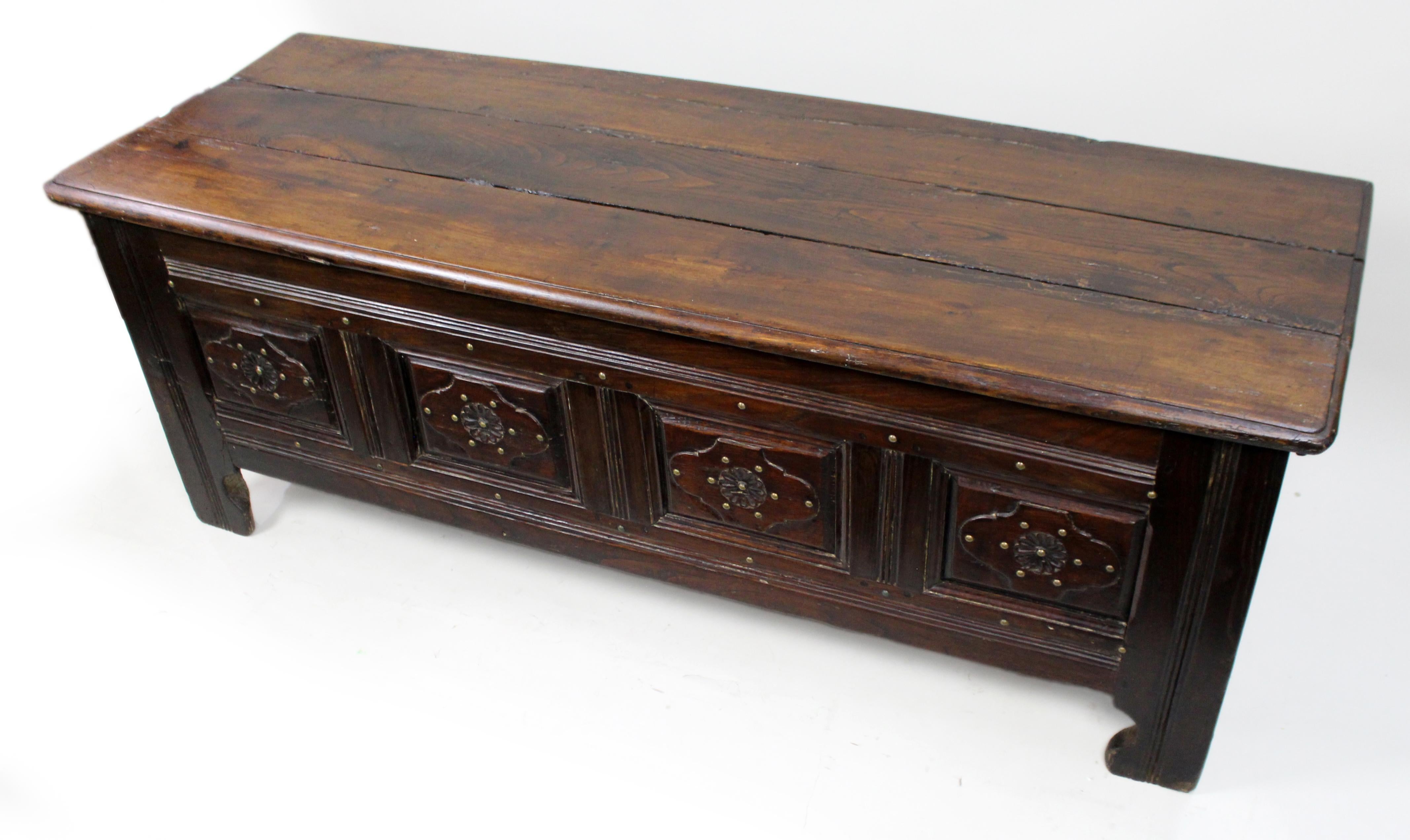 Große Antique French Oak Coffer aus dem 18. (Französisch) im Angebot