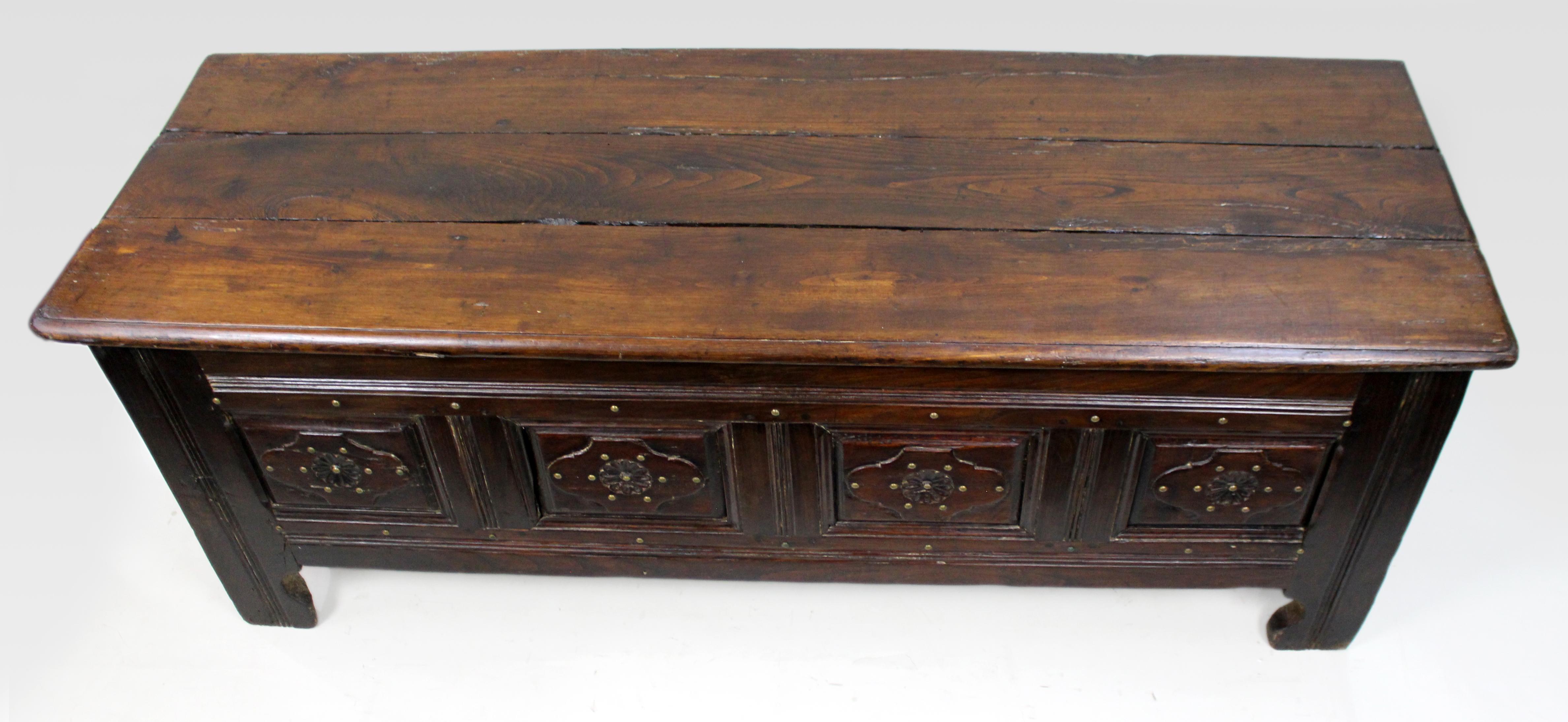 Große Antique French Oak Coffer aus dem 18. im Zustand „Gut“ im Angebot in Worcester, GB