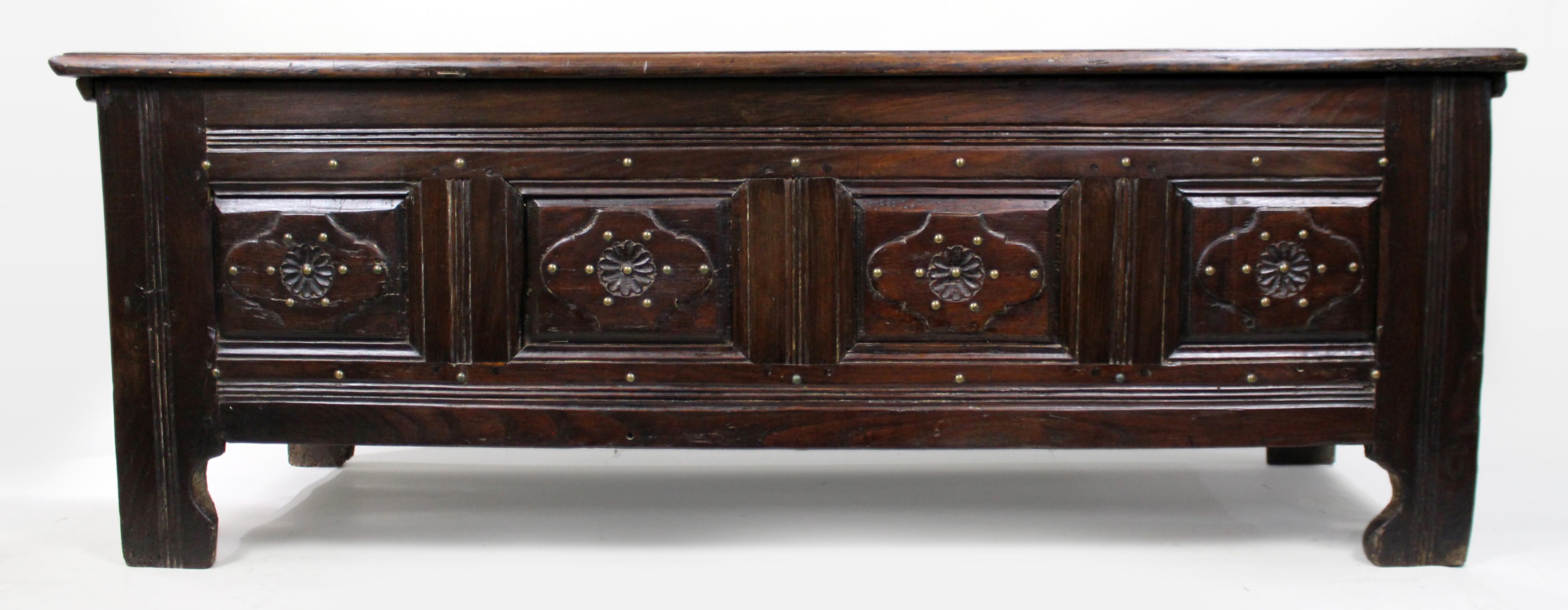 Große Antique French Oak Coffer aus dem 18. (18. Jahrhundert und früher) im Angebot