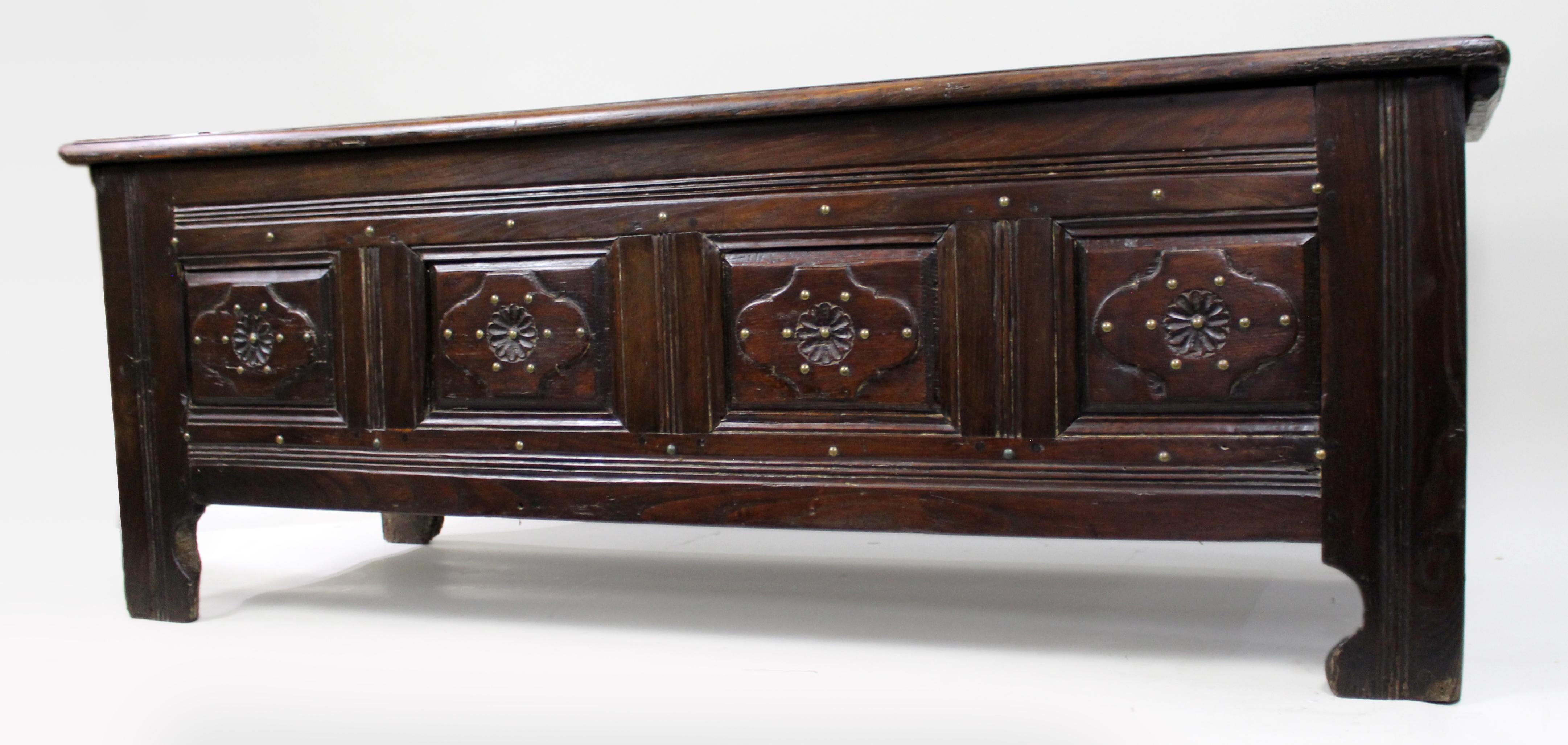 Große Antique French Oak Coffer aus dem 18. (Eichenholz) im Angebot