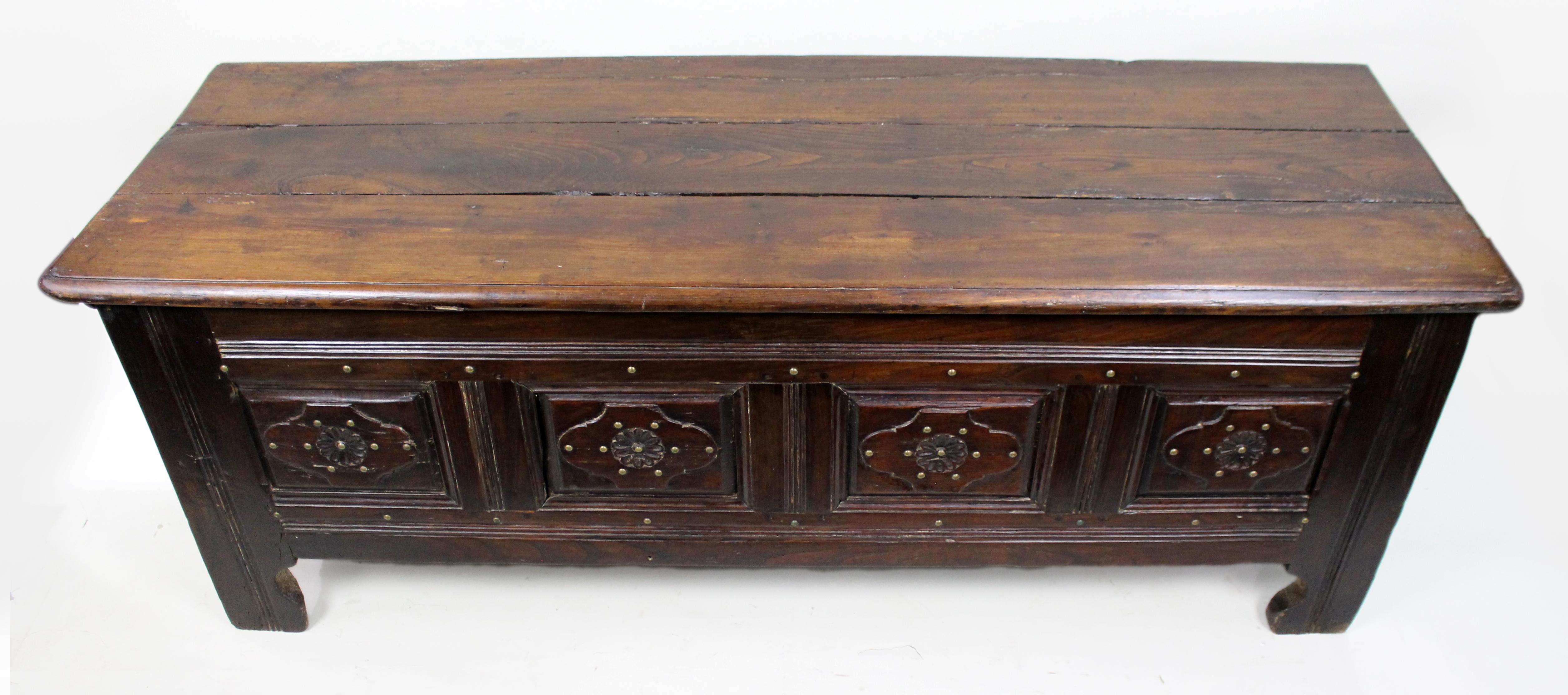 Große Antique French Oak Coffer aus dem 18. im Angebot 1