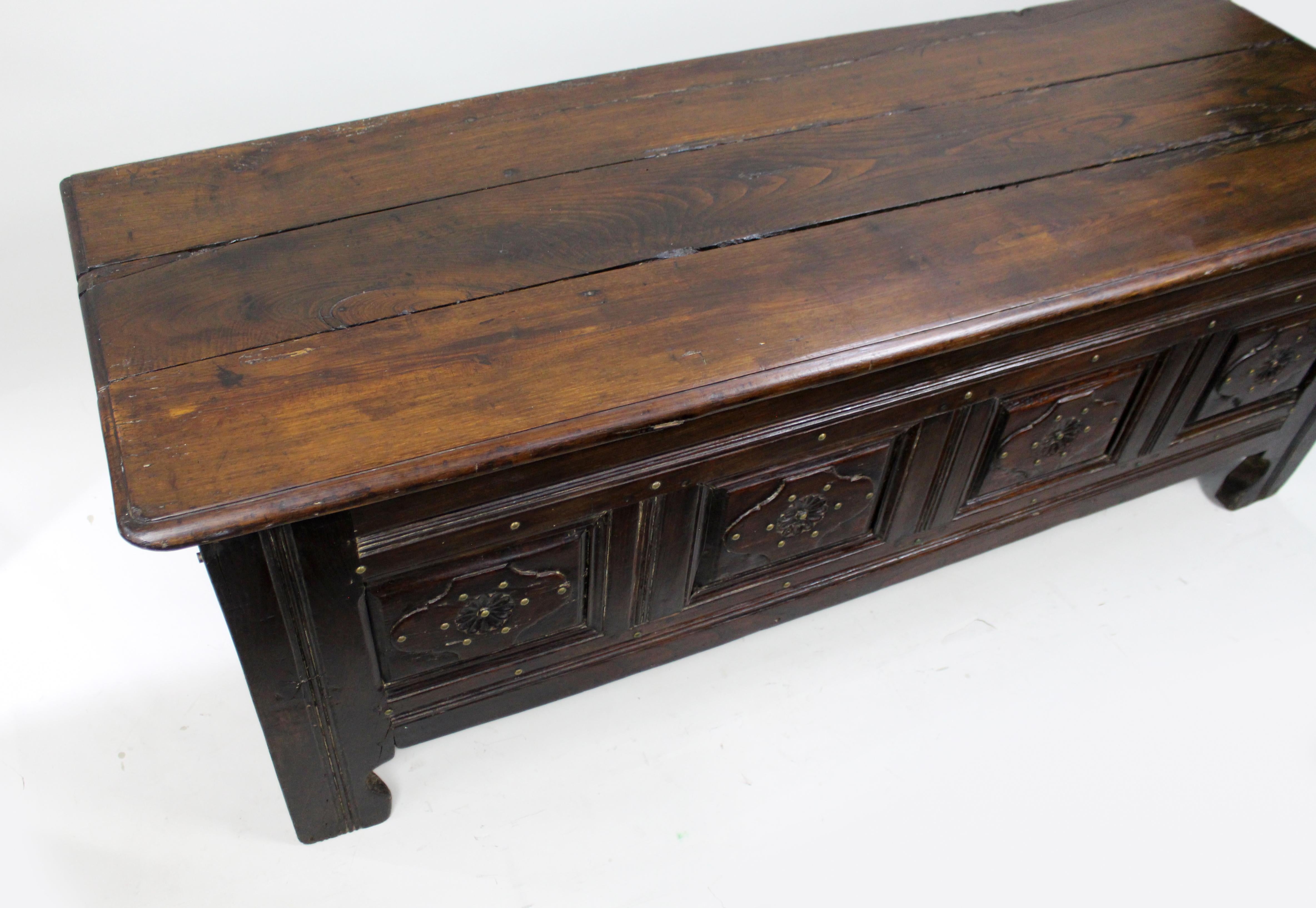 Große Antique French Oak Coffer aus dem 18. im Angebot 2