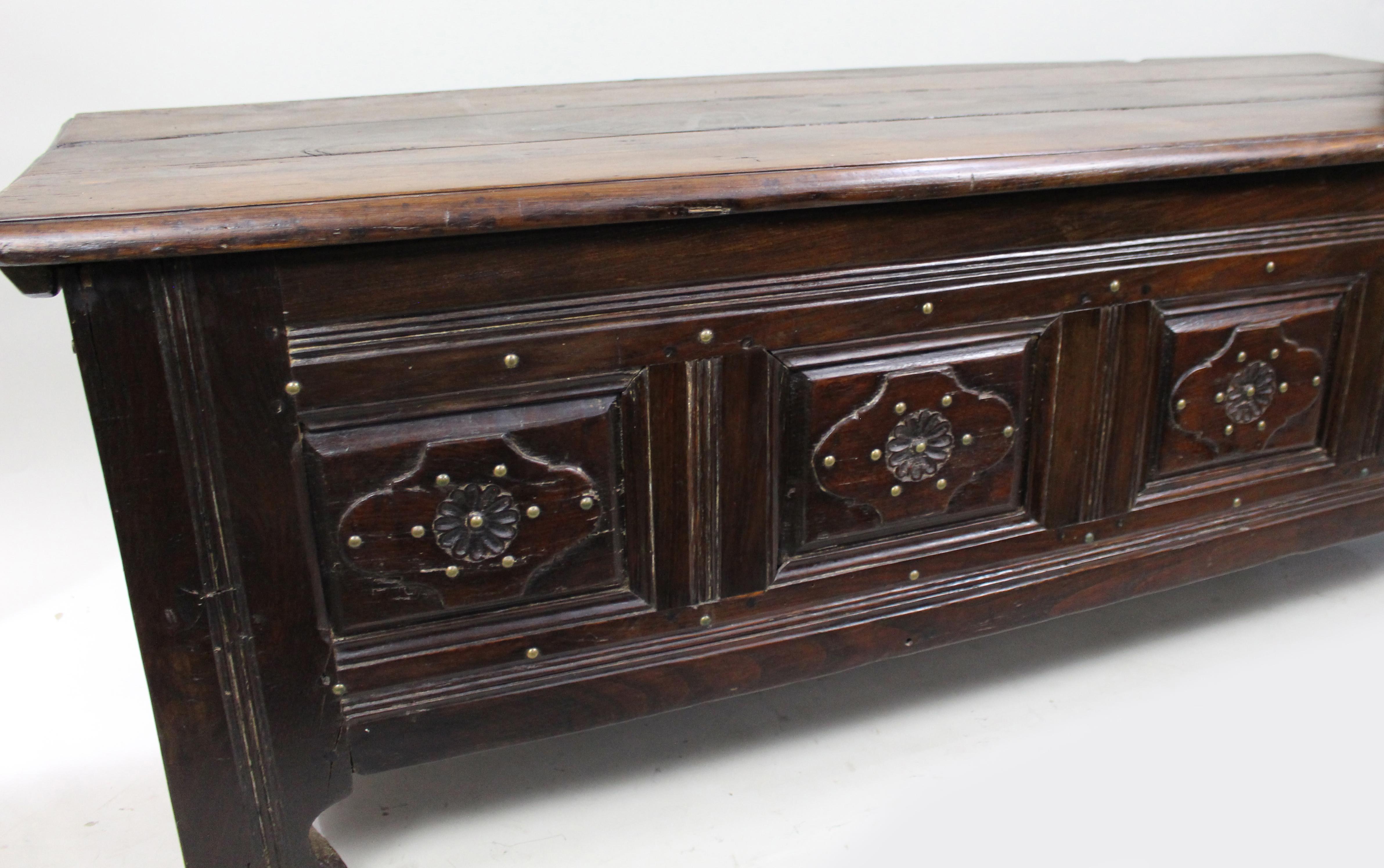 Große Antique French Oak Coffer aus dem 18. im Angebot 3