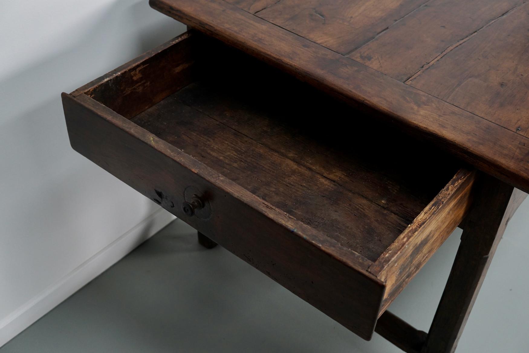 Noyer Grande table de salle à manger rustique ancienne du 18ème siècle en noyer et Oak Oak en vente