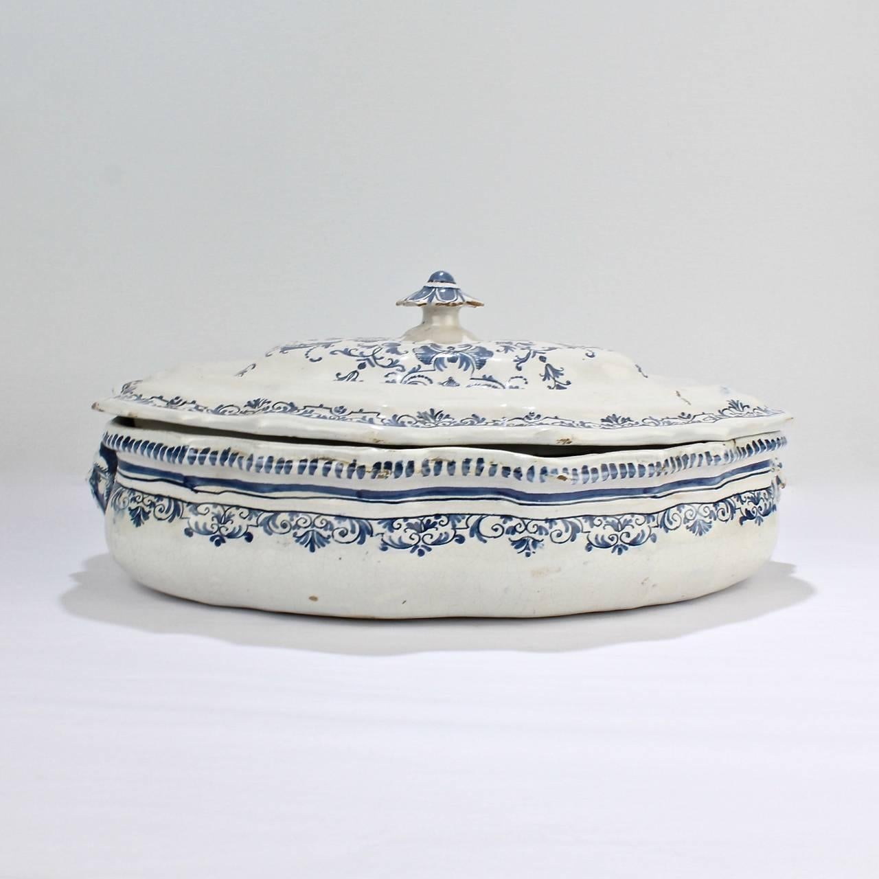 A wonderful antique Soupière et son Couvercle en Faience (French faience Tureen and Cover).

Dating to the early 18th century, this very rare form is decorated in the Moustiers style and possibly from the workshop of Clermont-Ferrand.

With
