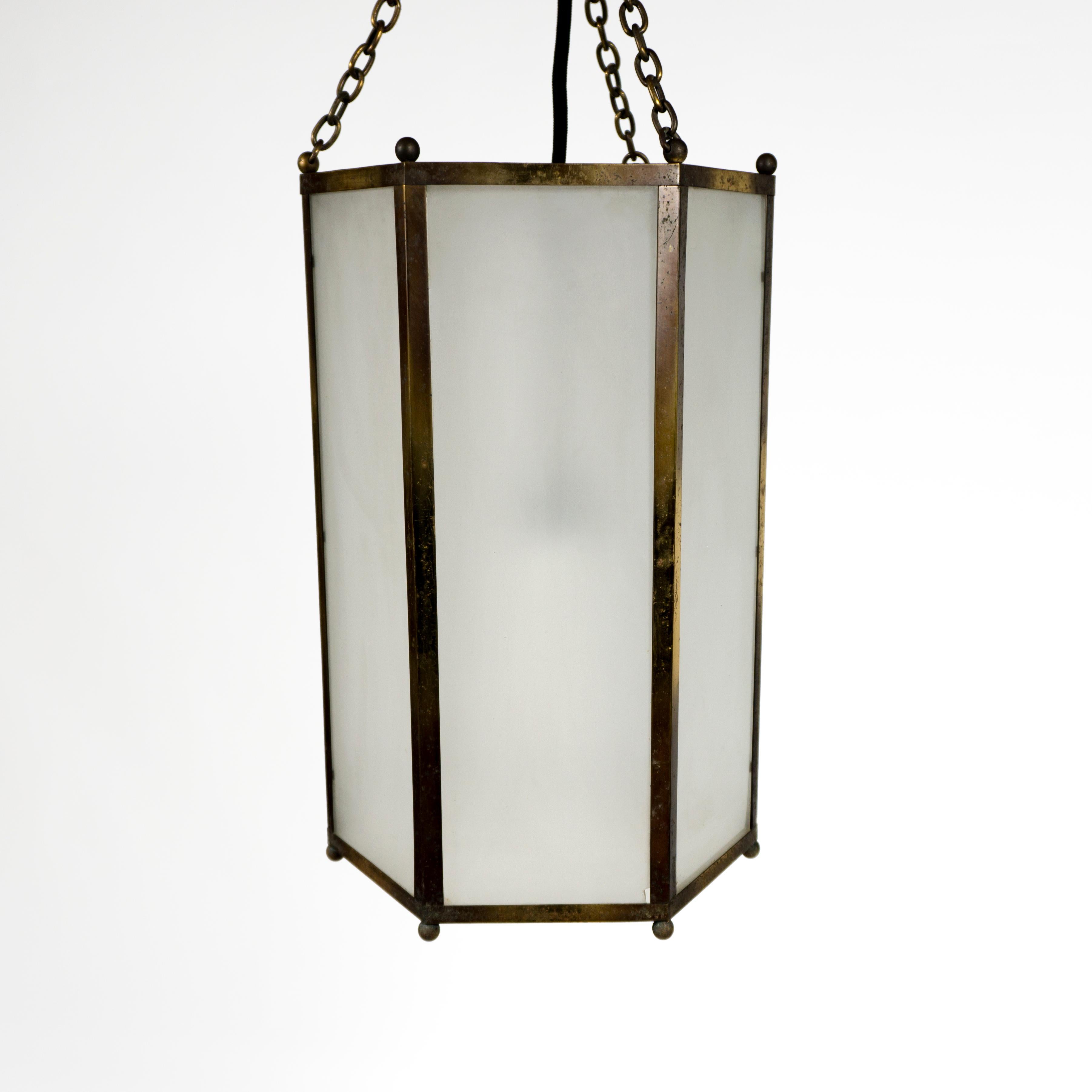 Gran lámpara colgante hexagonal de latón y cristal esmerilado de la década de 1920 en Bueno estado para la venta en Regensburg, DE
