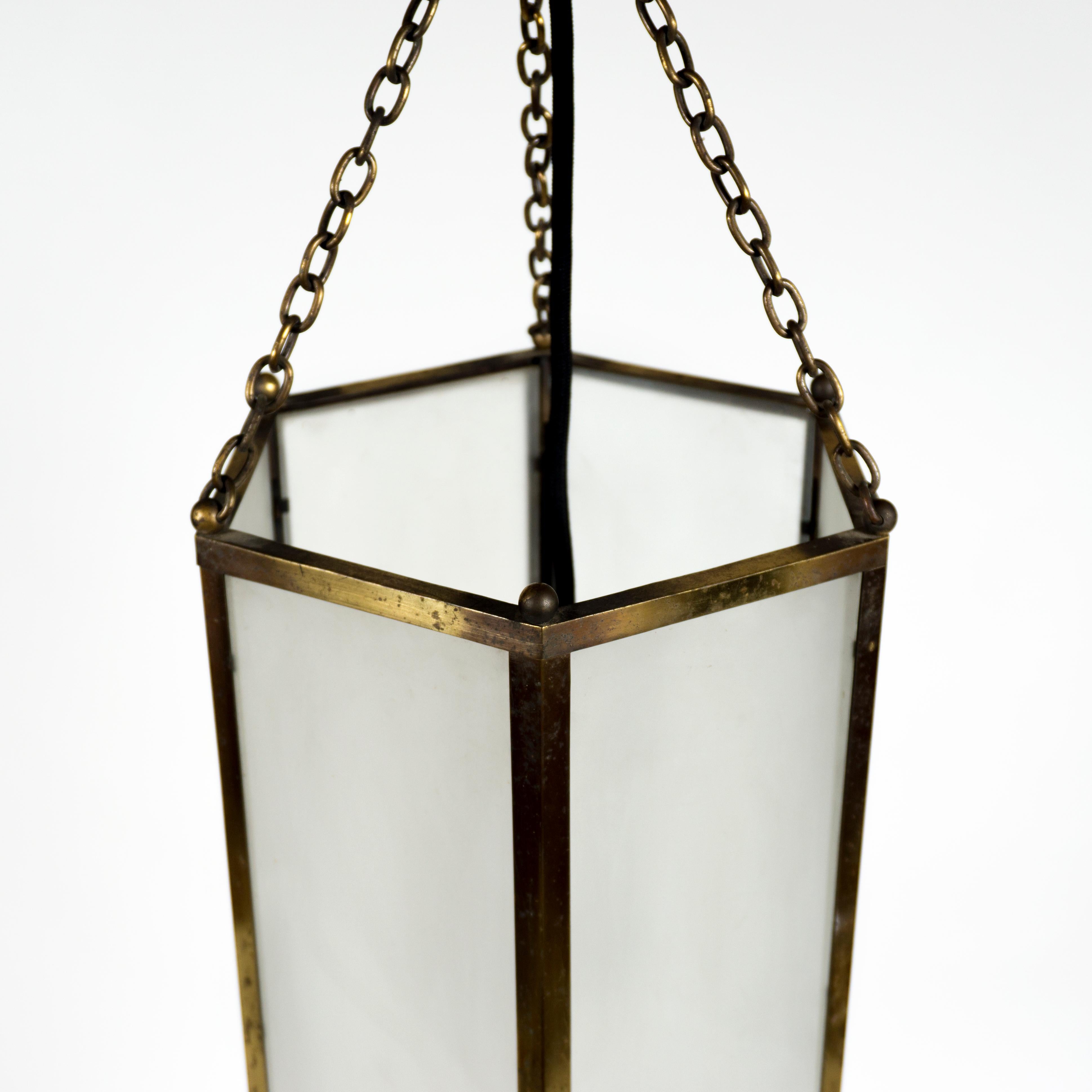 Gran lámpara colgante hexagonal de latón y cristal esmerilado de la década de 1920 mediados del siglo XX en venta