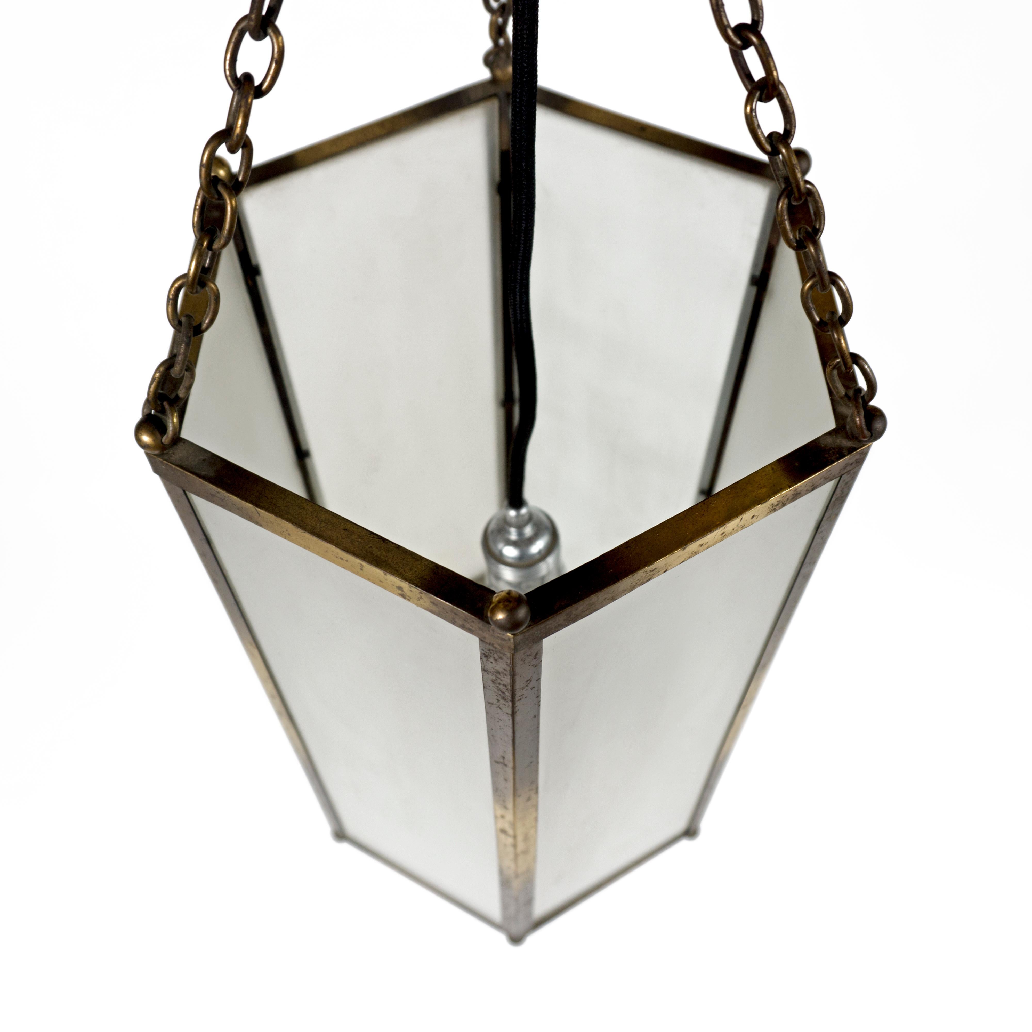 Gran lámpara colgante hexagonal de latón y cristal esmerilado de la década de 1920 Latón en venta