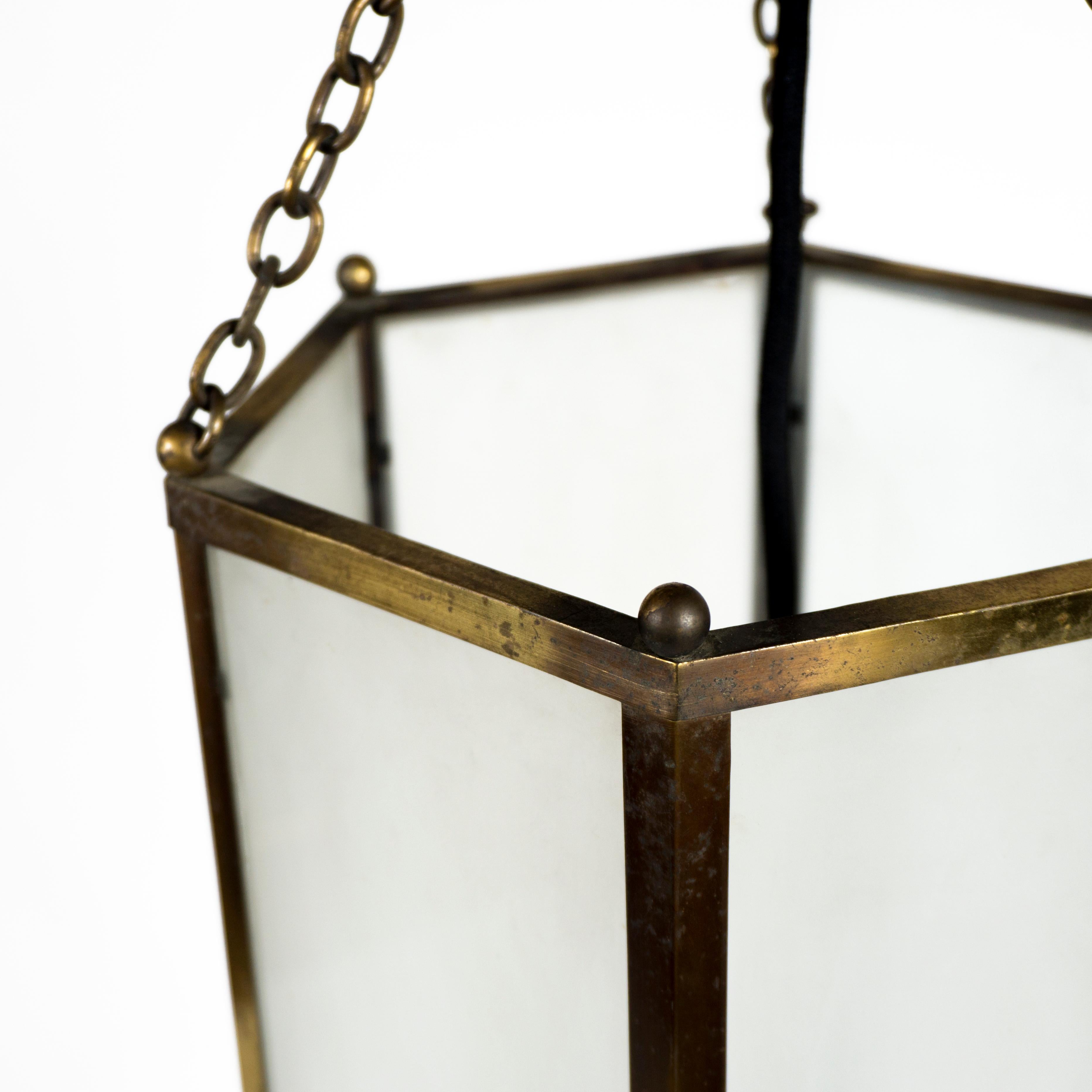 Gran lámpara colgante hexagonal de latón y cristal esmerilado de la década de 1920 en venta 1