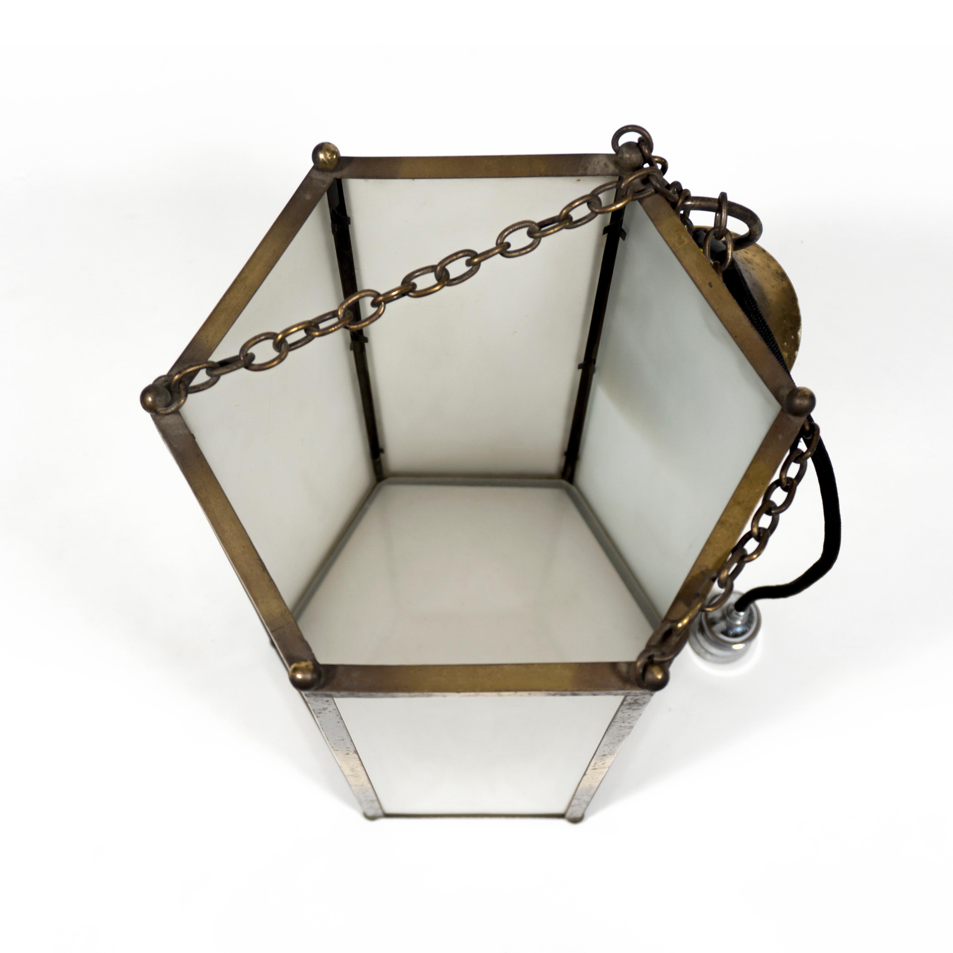 Gran lámpara colgante hexagonal de latón y cristal esmerilado de la década de 1920 en venta 2