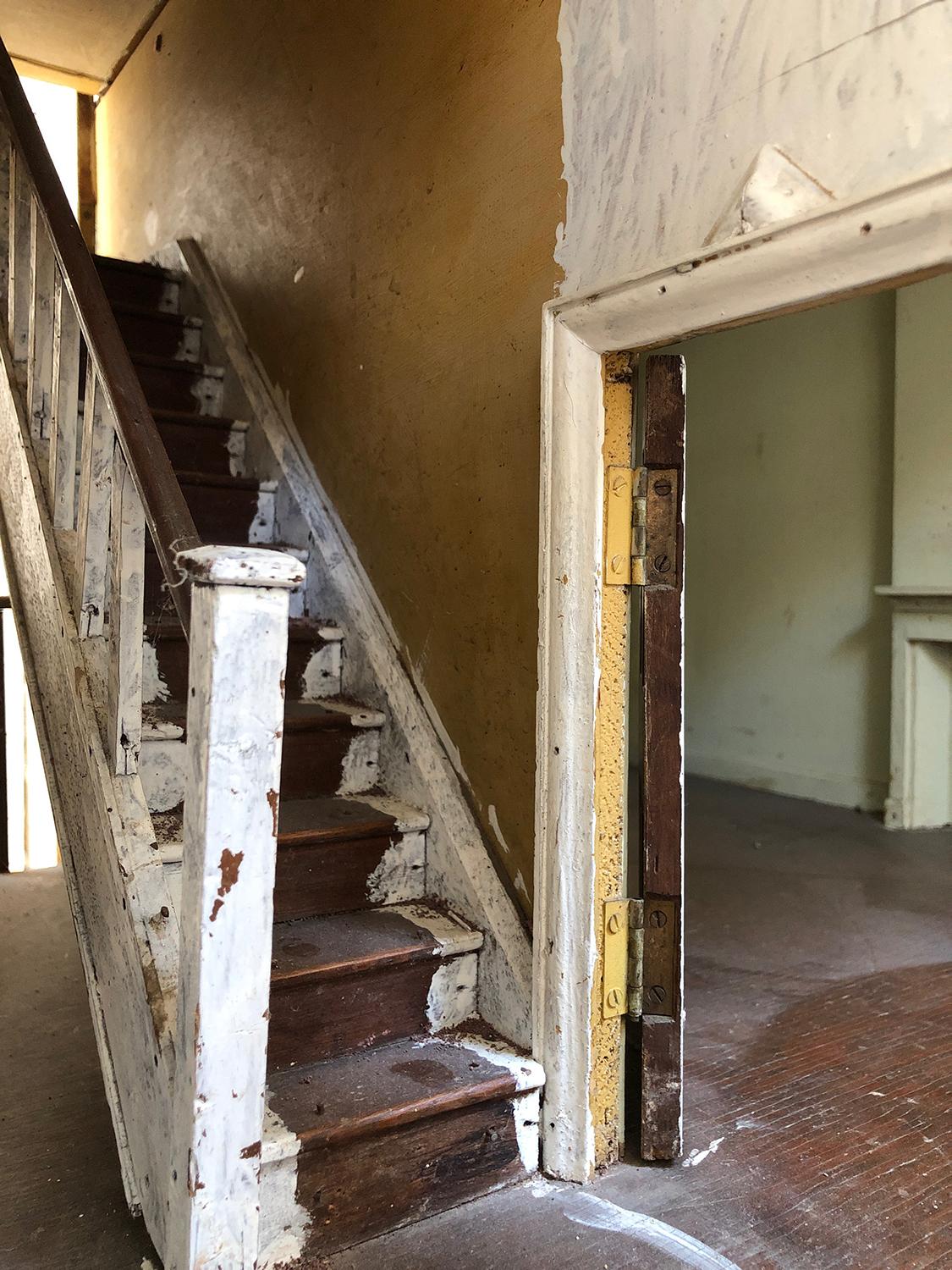 Grand modèle antique de maison de poupée en bois pour un manoir Tudor anglais 5
