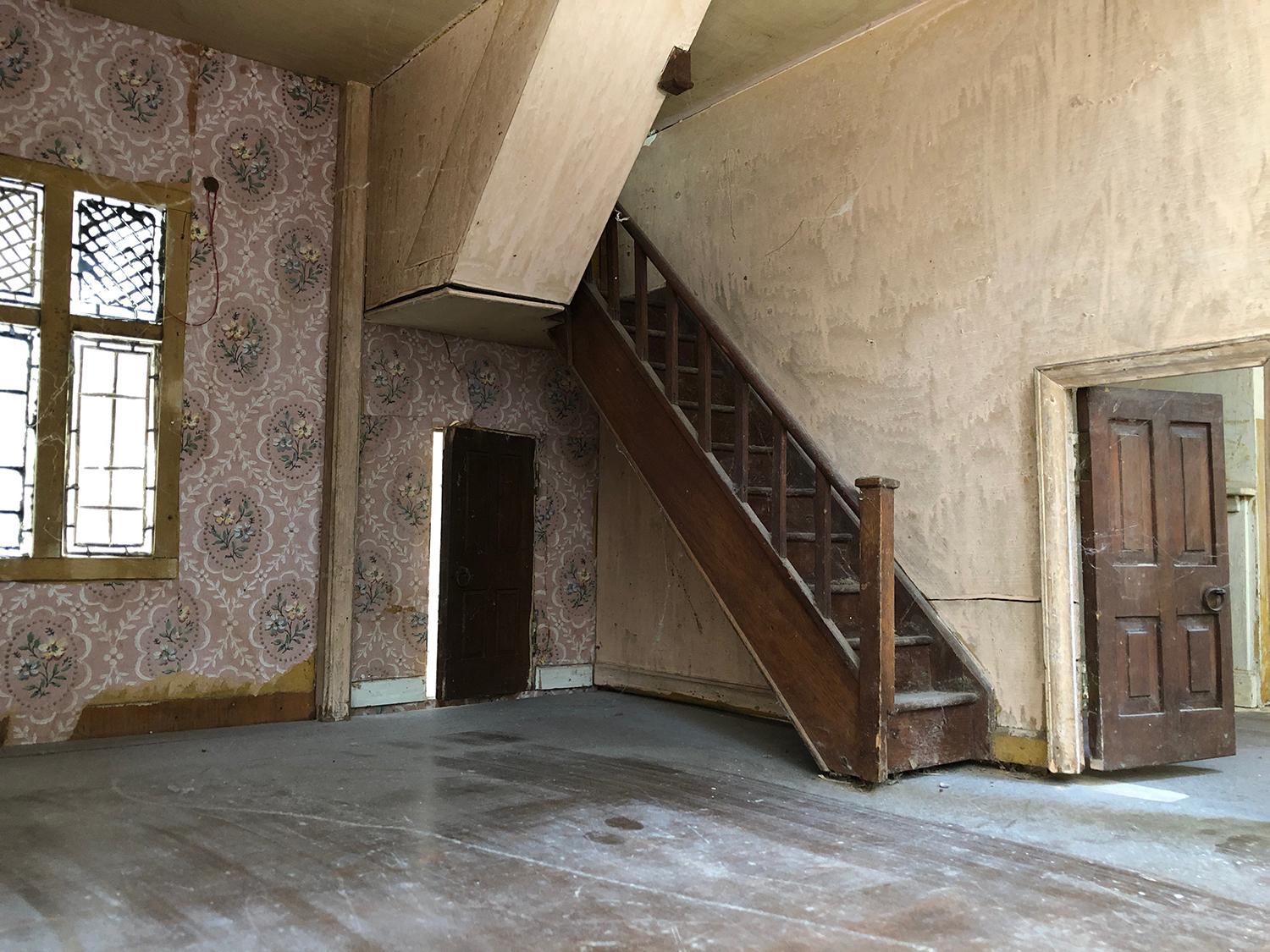 Grand modèle antique de maison de poupée en bois pour un manoir Tudor anglais 8