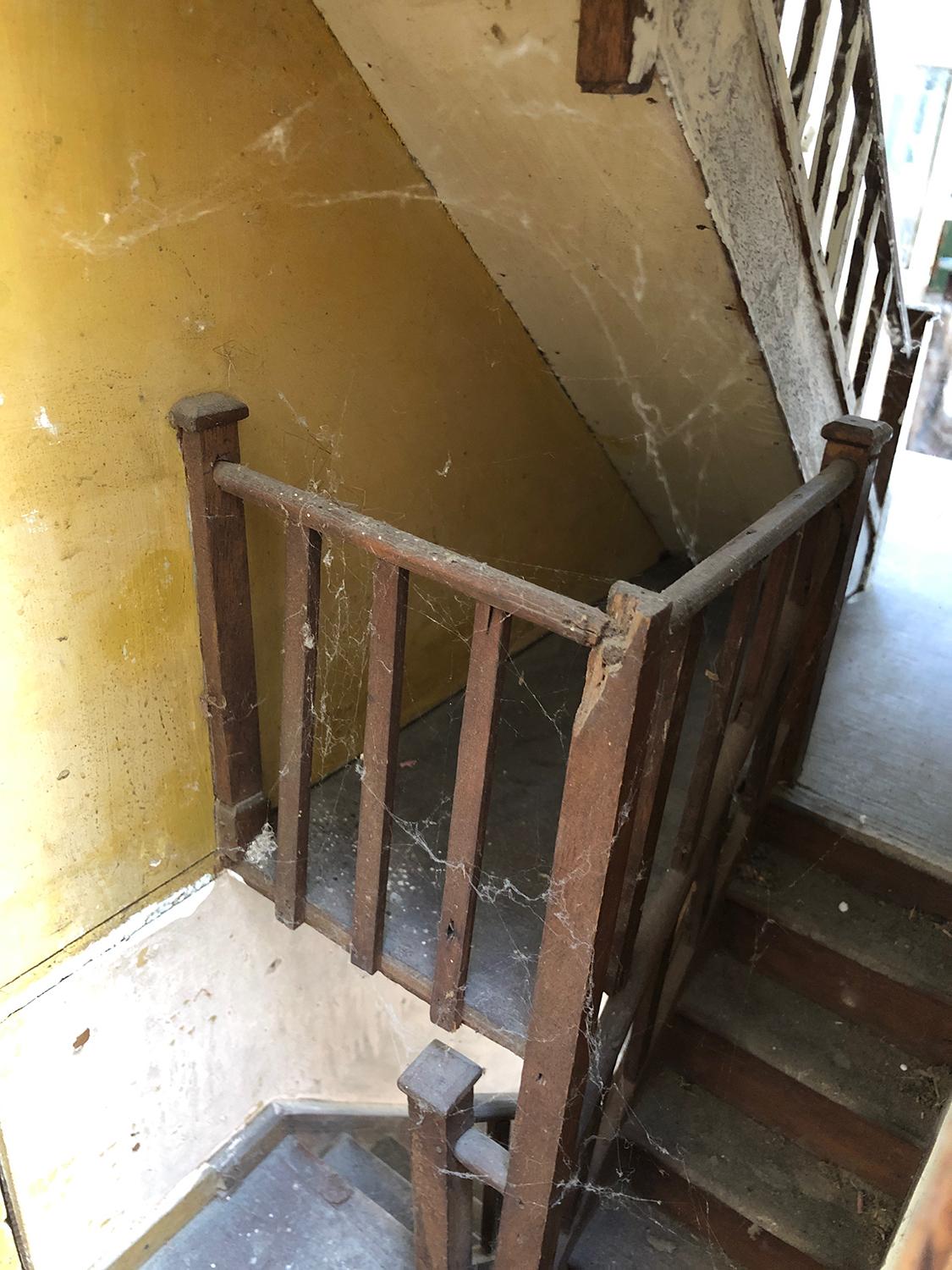 Grand modèle antique de maison de poupée en bois pour un manoir Tudor anglais 10