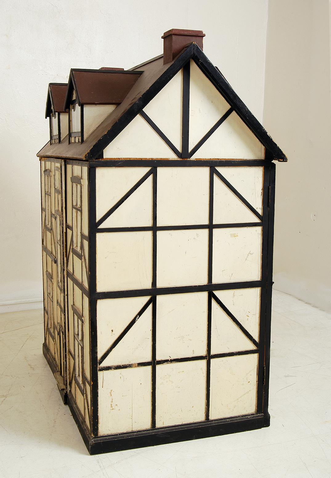 Grand modèle antique de maison de poupée en bois pour un manoir Tudor anglais Bon état à Sherborne, Dorset