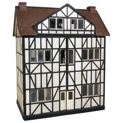 Grand modèle antique de maison de poupée en bois pour un manoir Tudor anglais