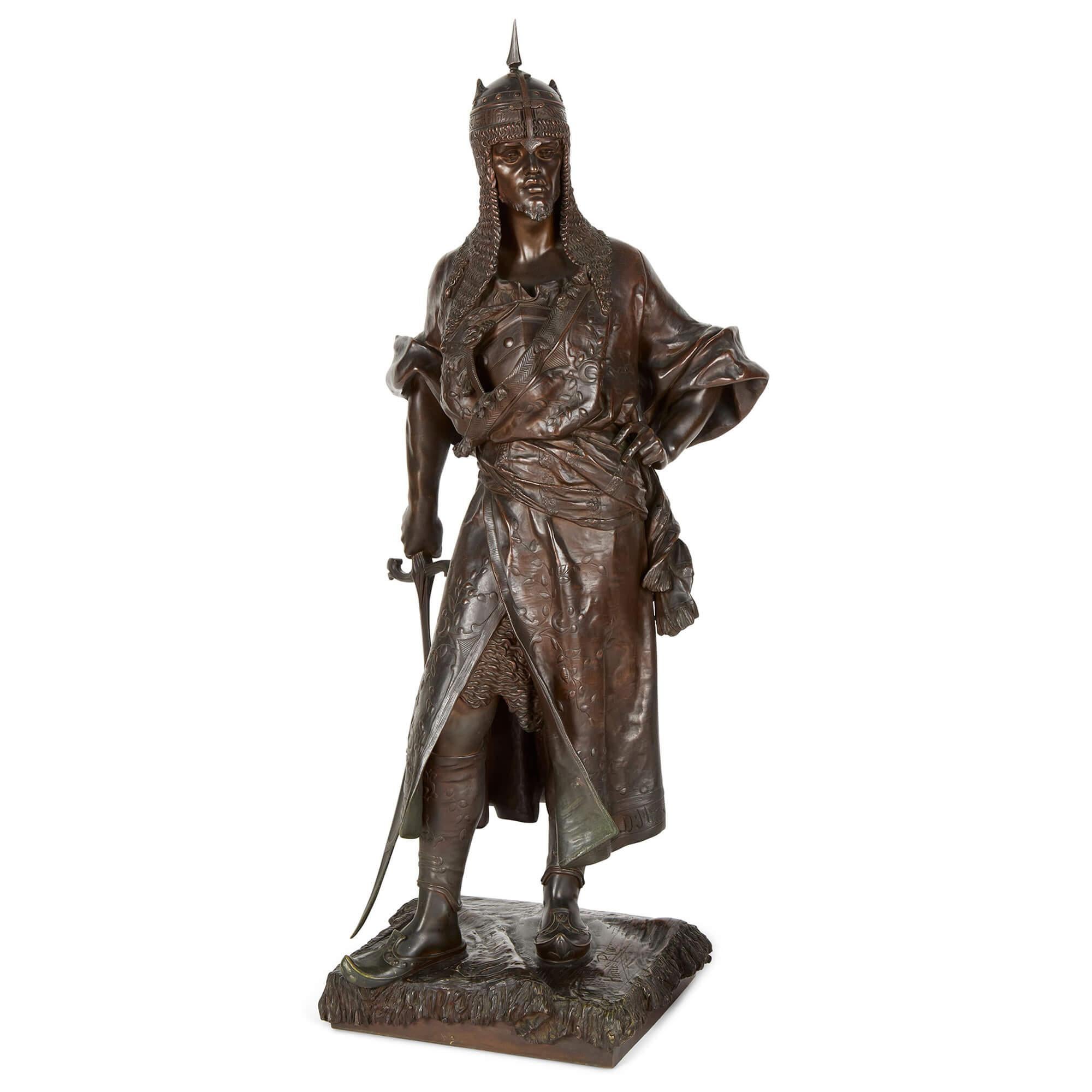 Grande scultura antica del XIX secolo in bronzo del guerriero moresco Henri Plé
Francese, XIX secolo
Altezza 111cm, larghezza 54cm, profondità 30cm

Questo straordinario bronzo della fine del XIX secolo di Henri Honoré Plé (1852-1922) presenta un