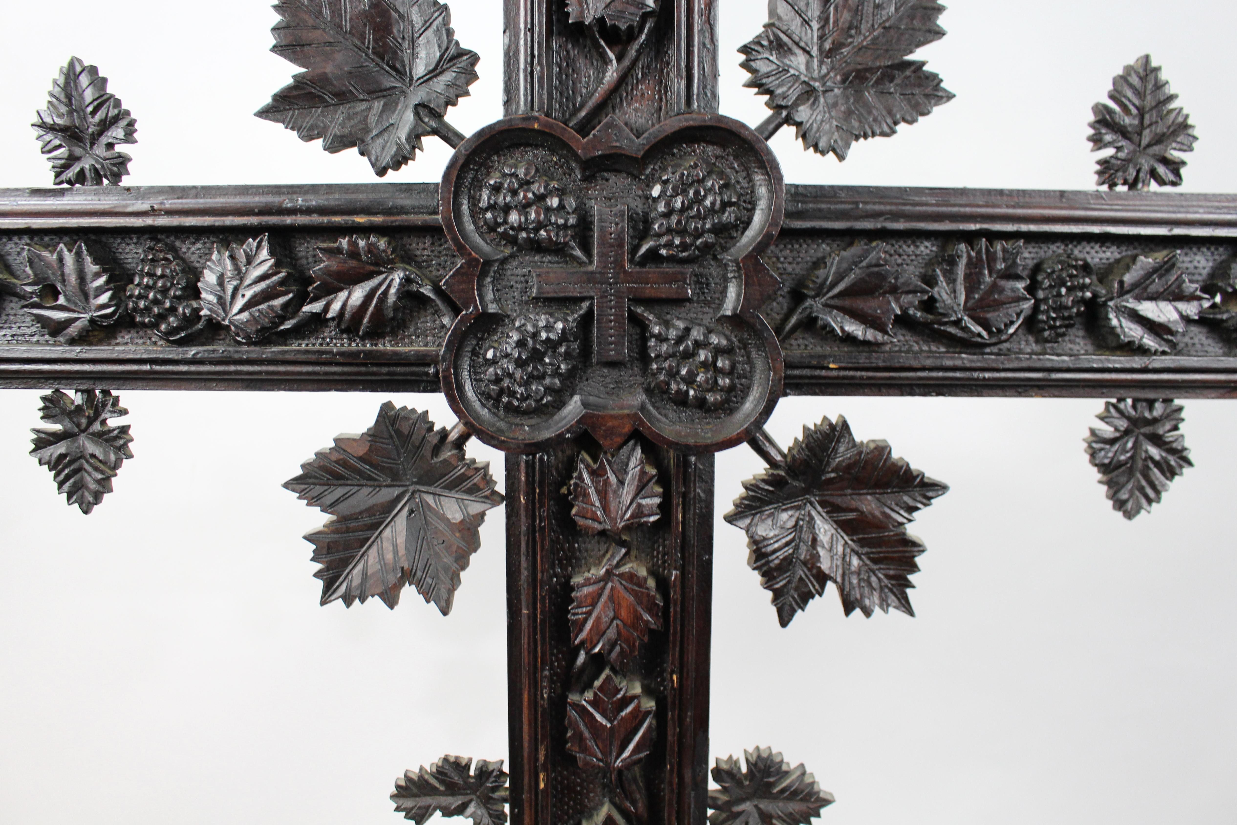 Grande croix ancienne du 19e siècle sculptée Black Forest en vente 2
