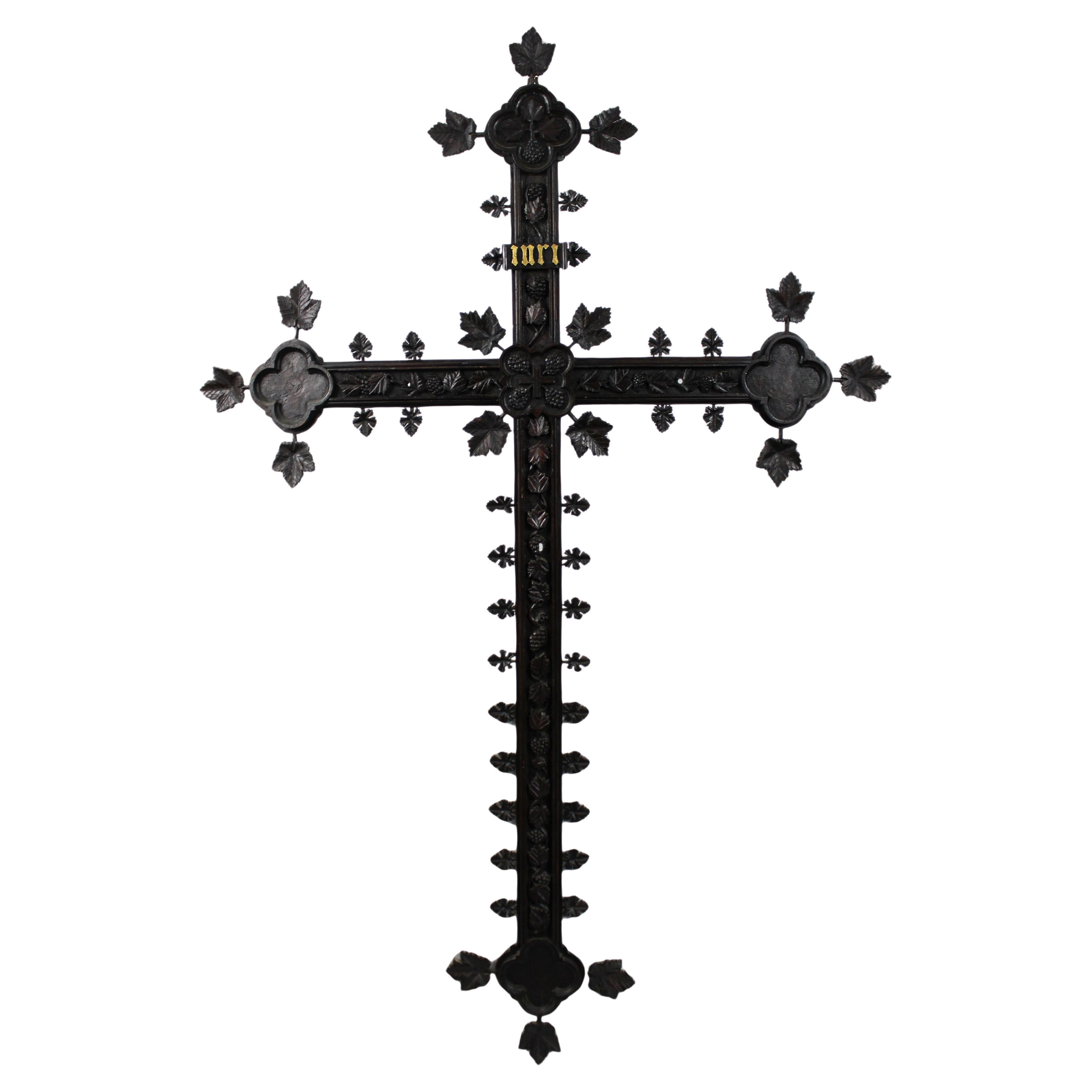 Grande croix ancienne du 19e siècle sculptée Black Forest