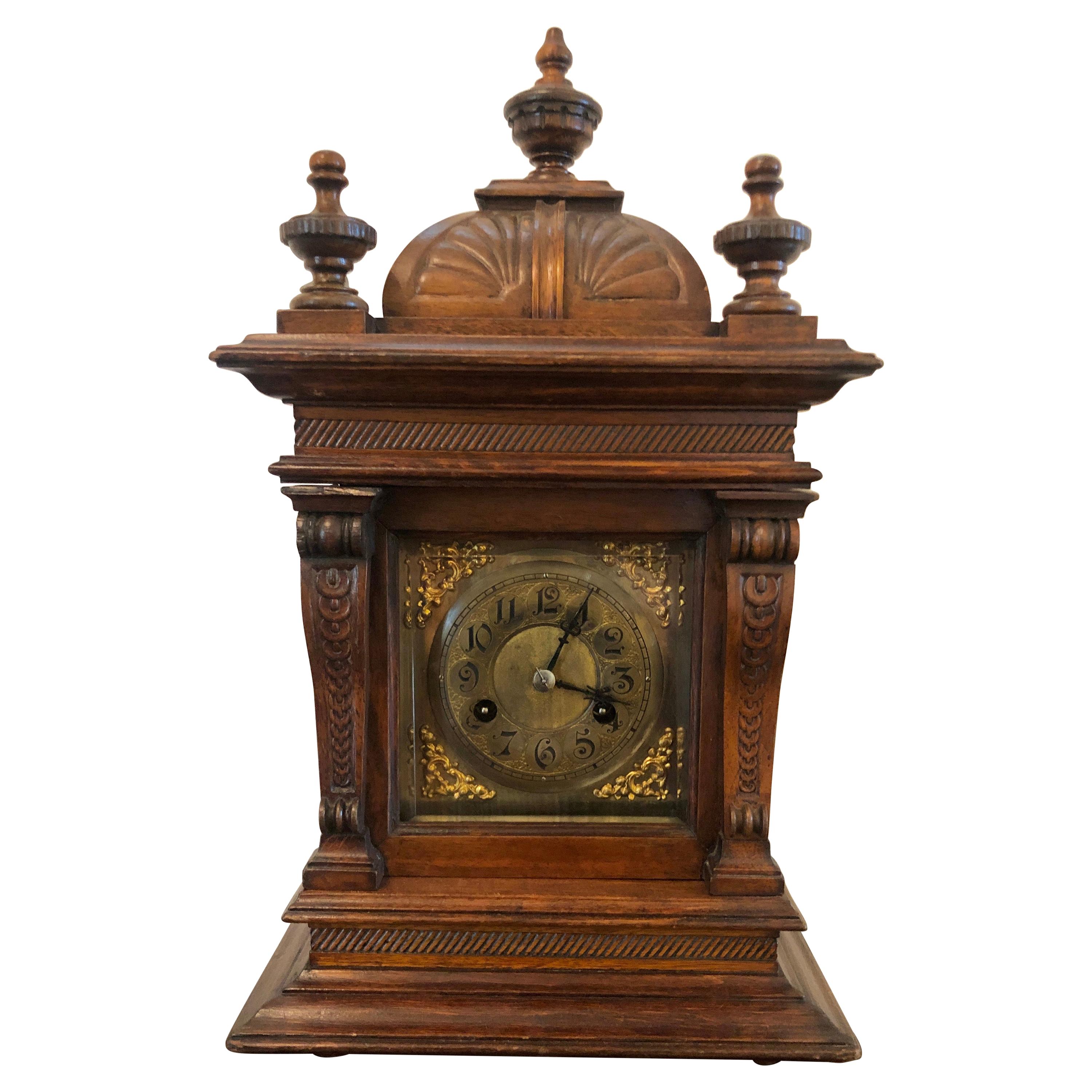 Grande horloge de huit jours ancienne du 19ème siècle en noyer sculpté et laiton avec cadran en forme de visage